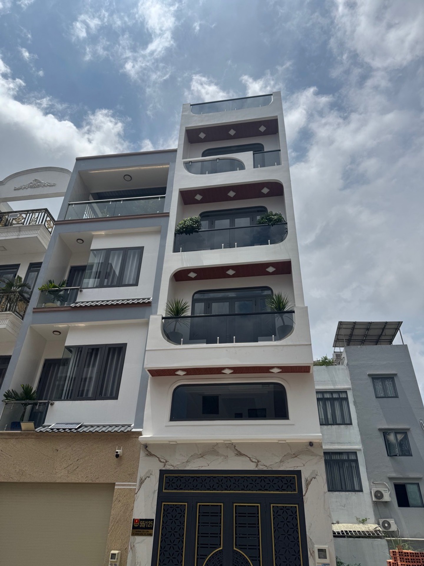 Cơ hội sở hữu nhà 4 tầng đẹp lung linh ngay khu dân cư Bình Tân với thang máy hiện đại