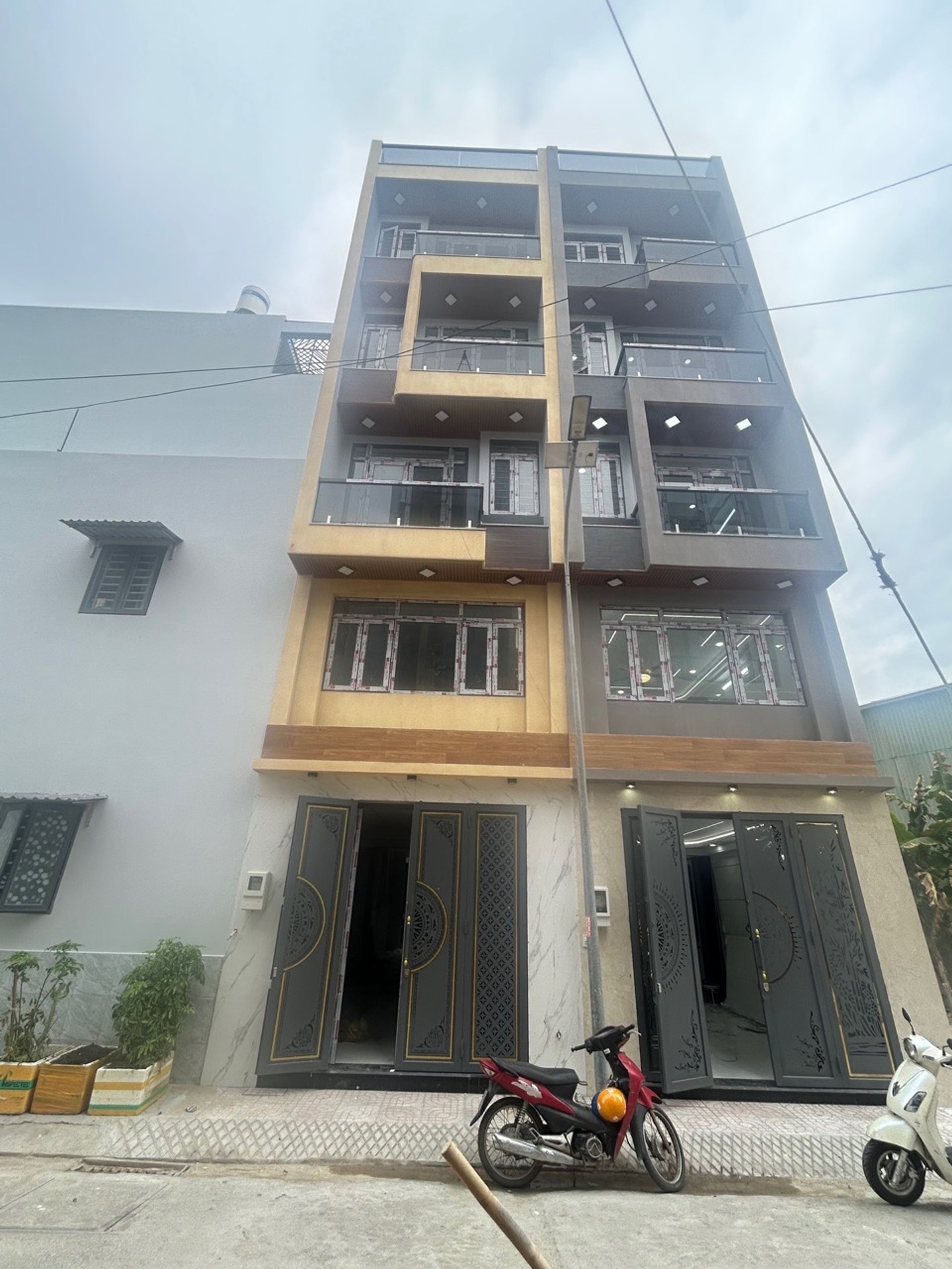 Cơ hội sở hữu nhà 5 tầng hẻm rộng gần mặt tiền đường lớn tại Bình Tân