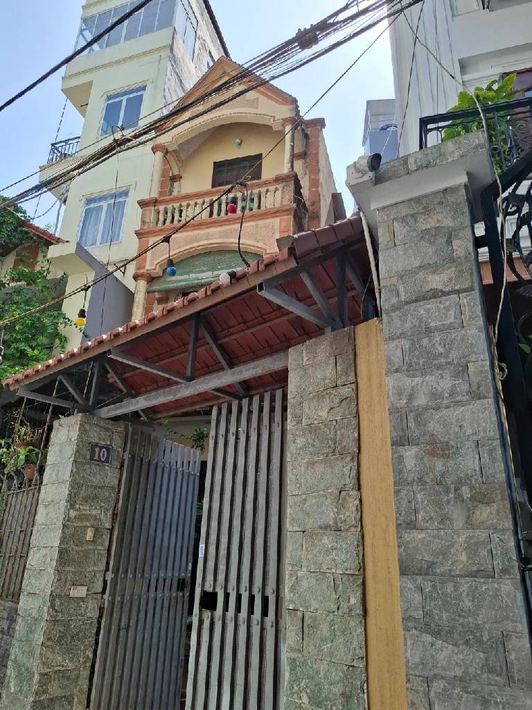 Nhà mặt ngõ rộng rãi, gần hồ với tiện nghi đầy đủ