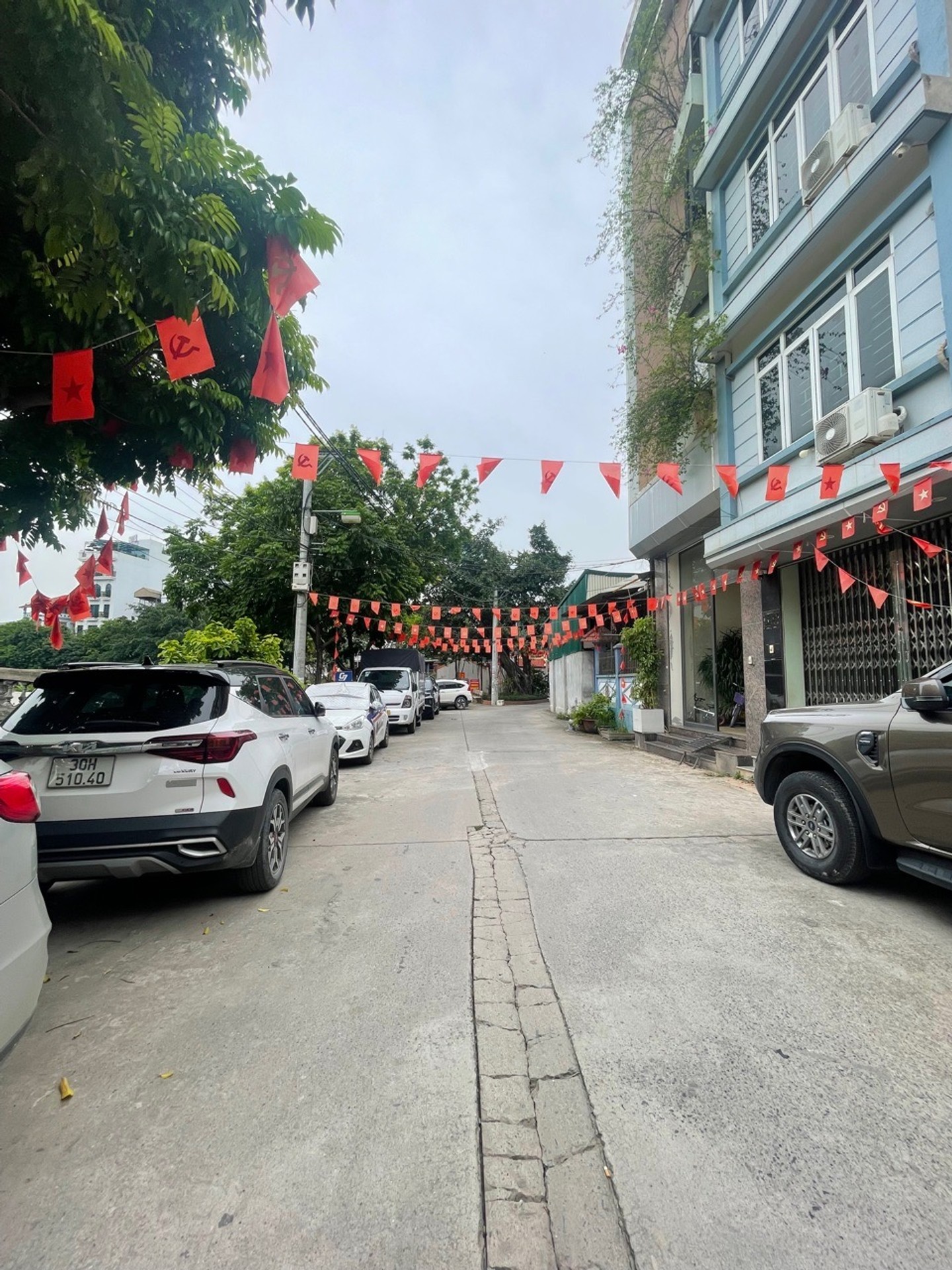 Nhà 6 tầng view hồ xịn, ô tô tránh, ở ngay KĐT VinSmart City