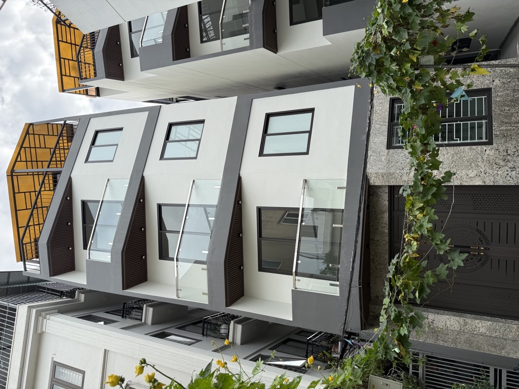 35m Việt Hưng hơn 5 tỷ mới tinh thoáng sáng, sổ đỏ, chủ hỗ trợ bank Zalo #O398386285