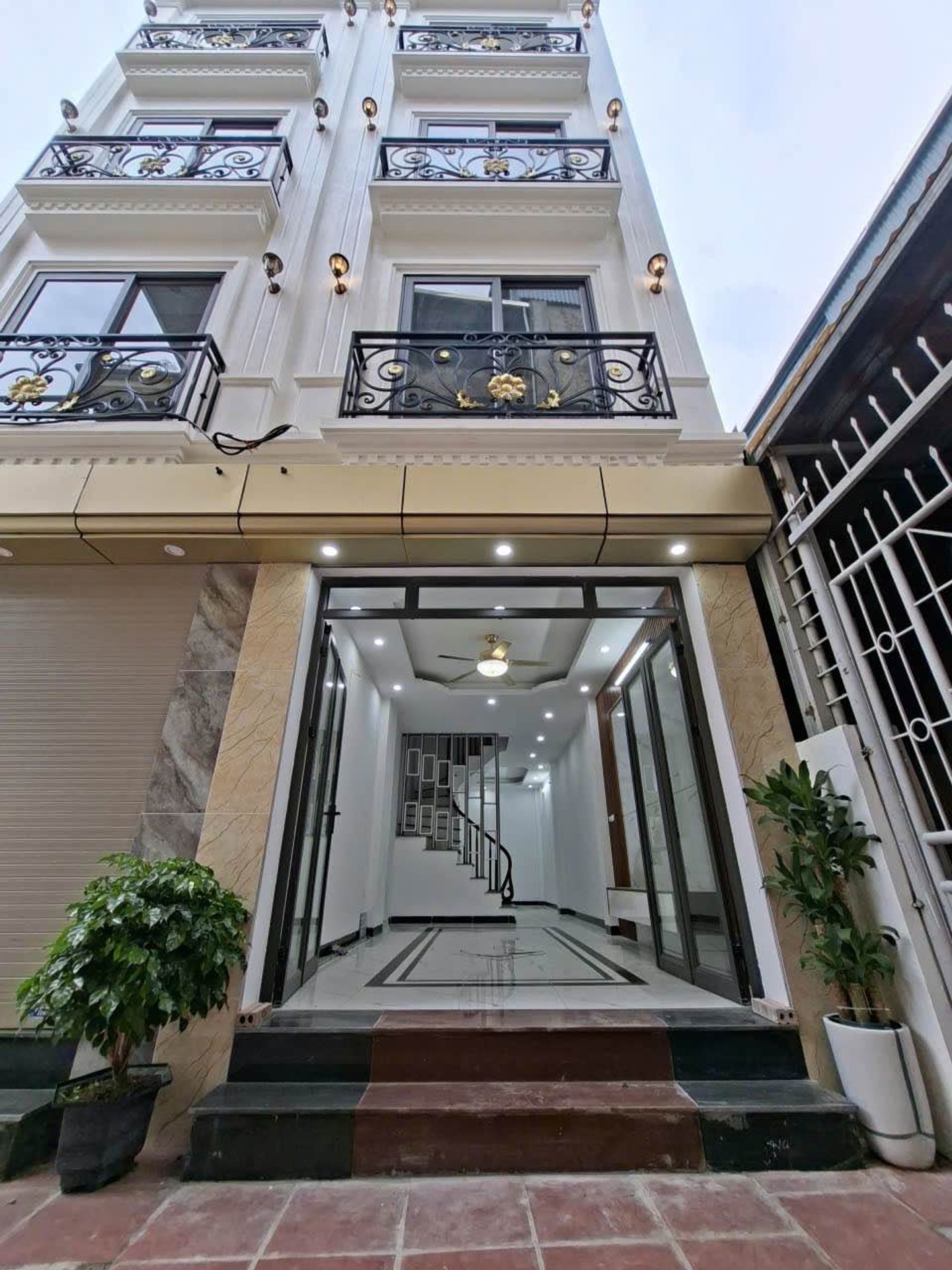 Bán nhà 4,5 tầng mới xây ở trung tâm quận, gần Aeon Mall