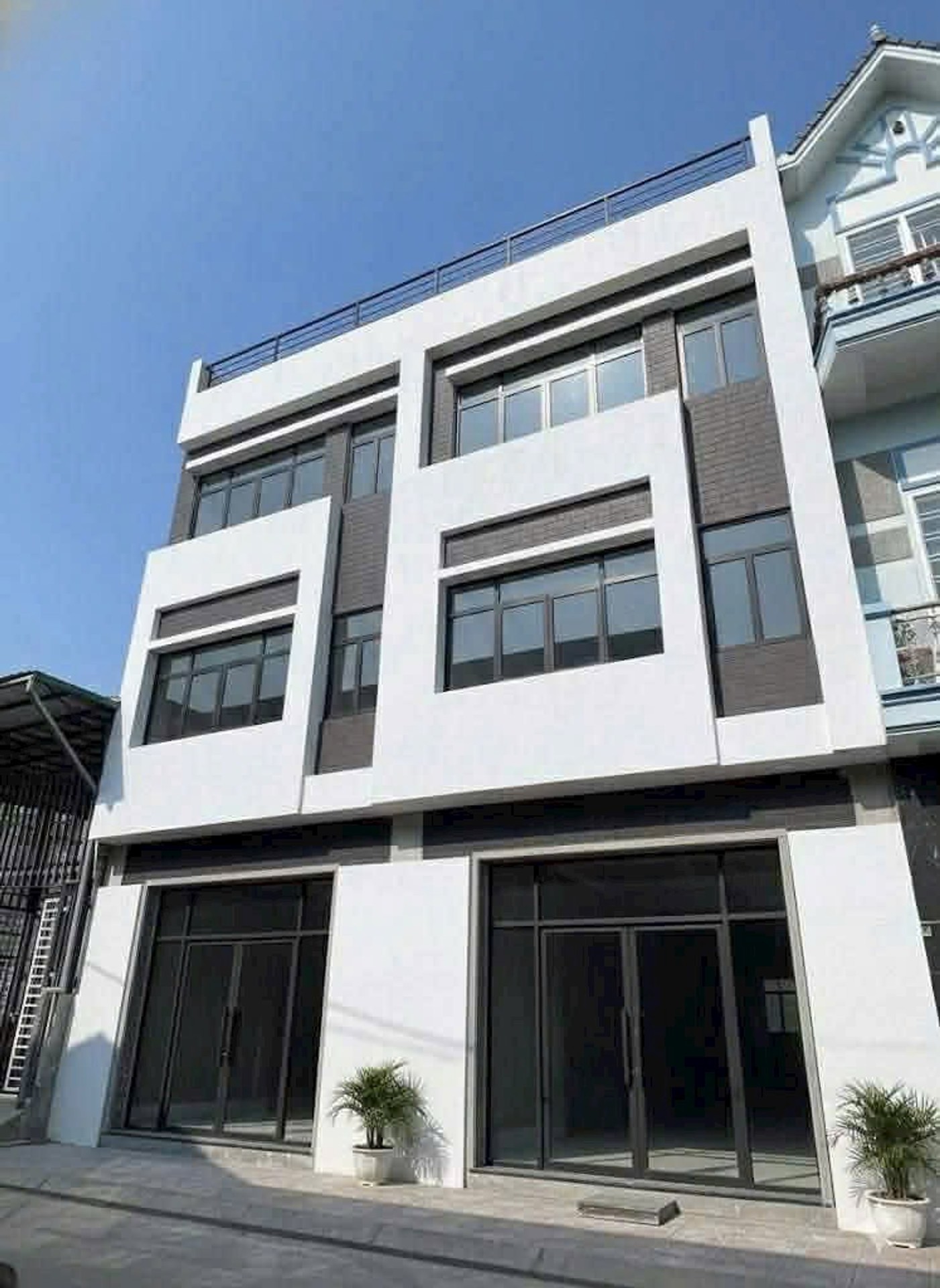 Nhà 3 tầng mới, sáng thoáng ngay Hà Trung