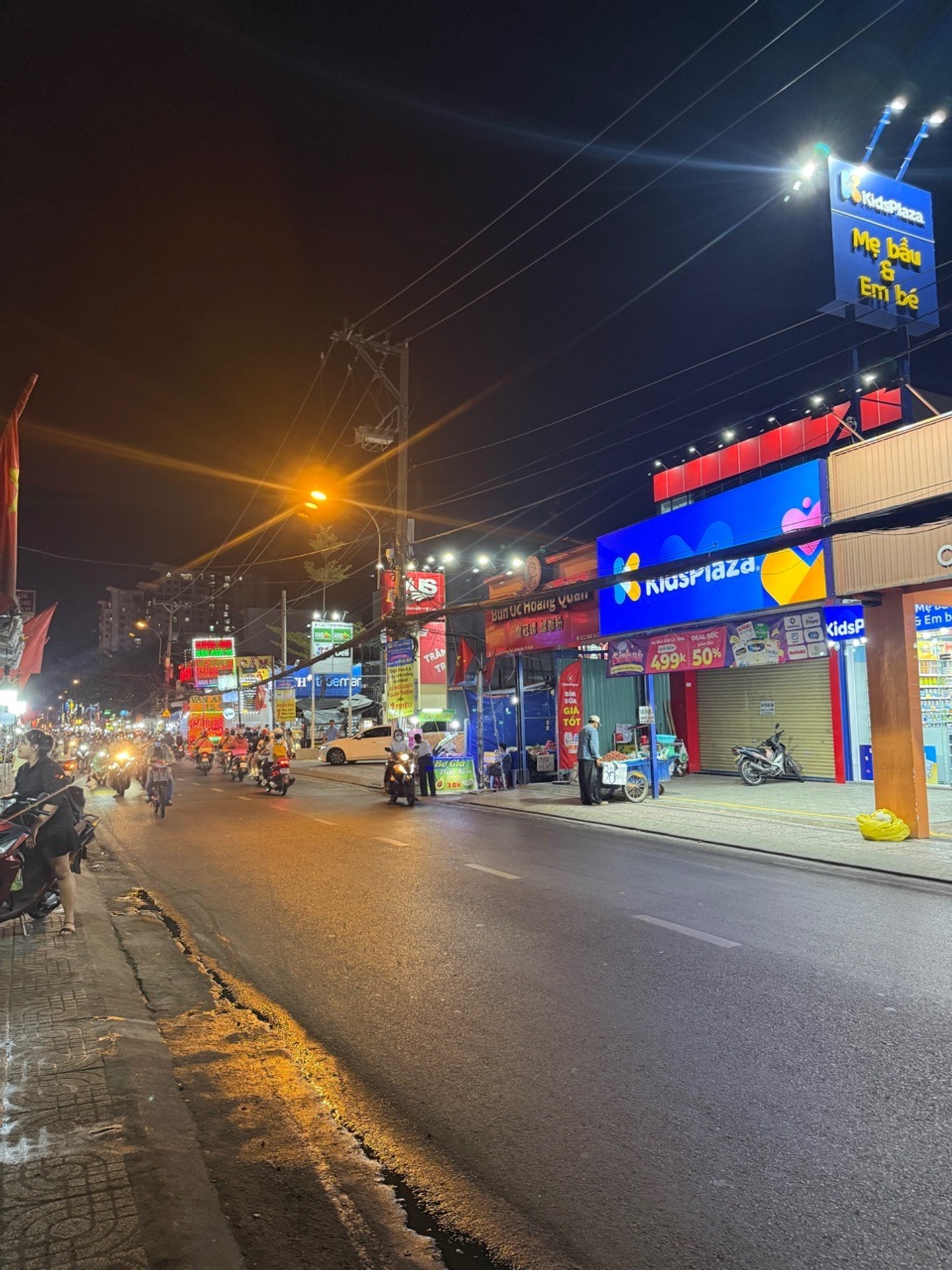 Nhà mặt phố Lê Văn Lương giá cực ưu đãi - Cơ hội hiếm có!