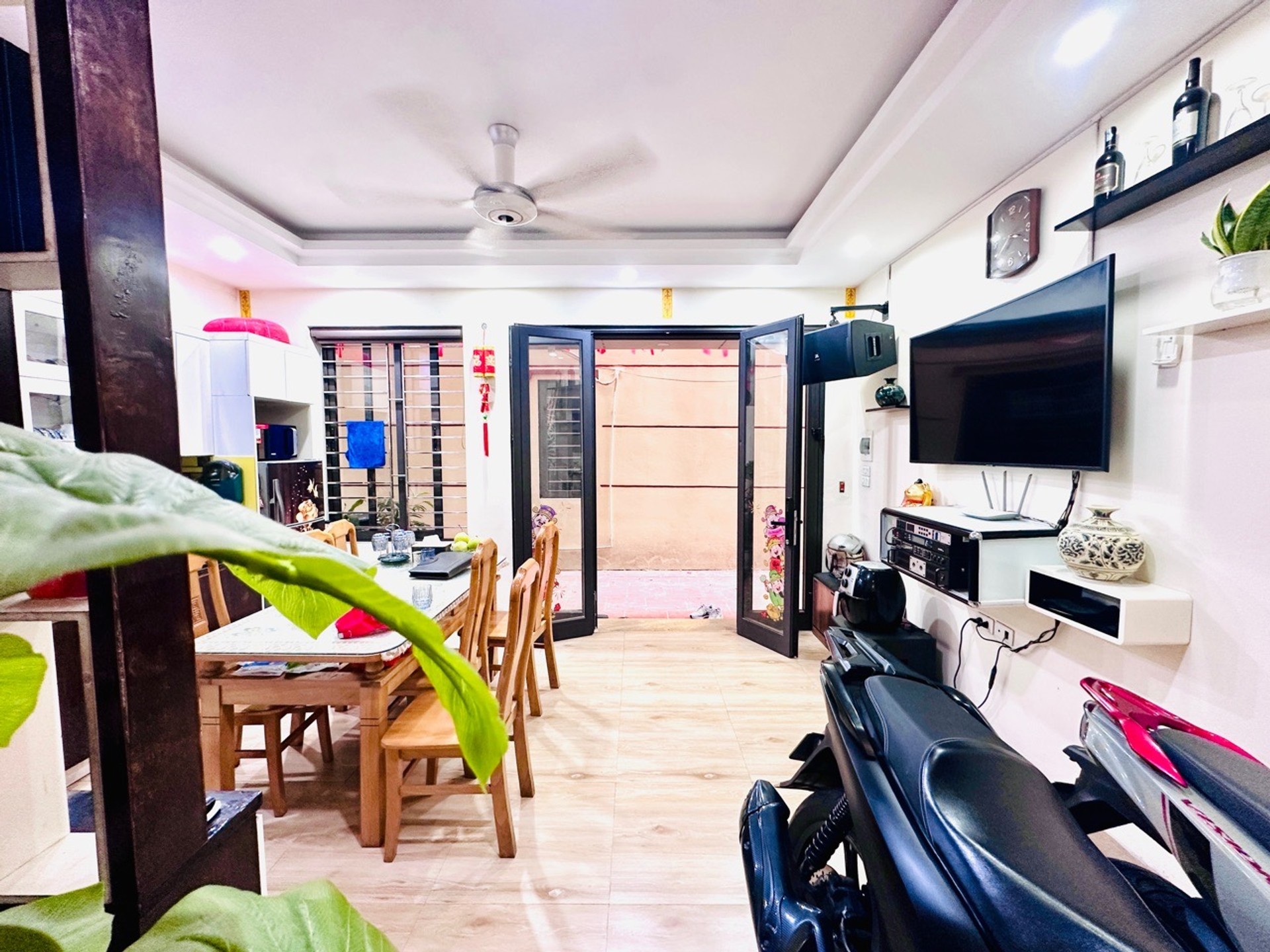 Nhà Trung Tâm Việt Hưng, nhỉnh 6 tỷ , vài bước chân ra ô tô tránh