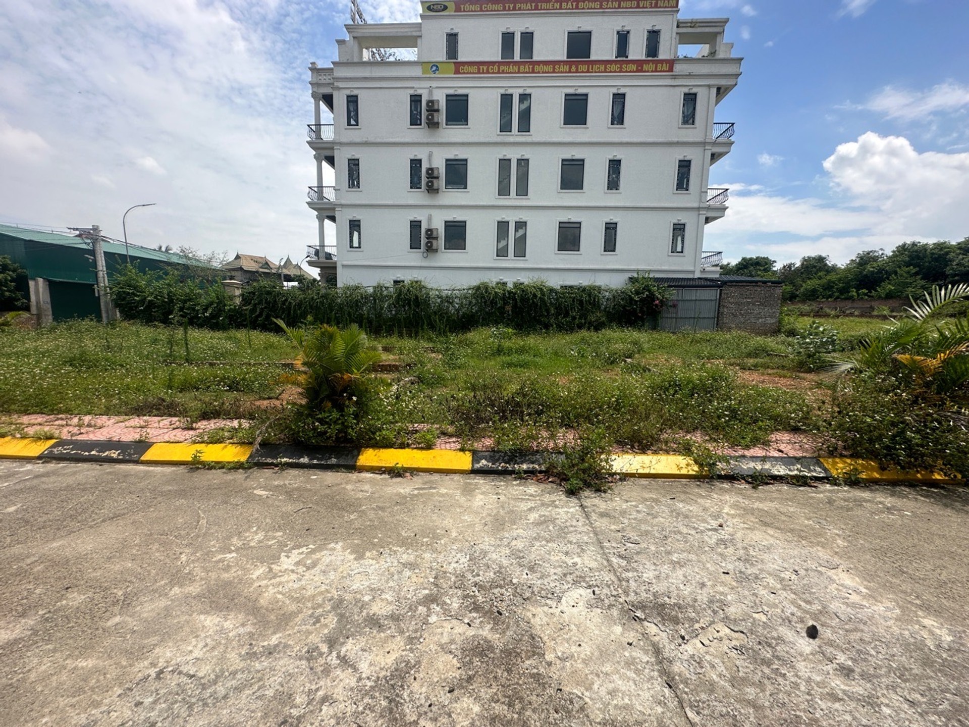 Bán đất thổ cư 100m² tại xã với mặt ngõ ô tô 7 chỗ, pháp lý rõ ràng