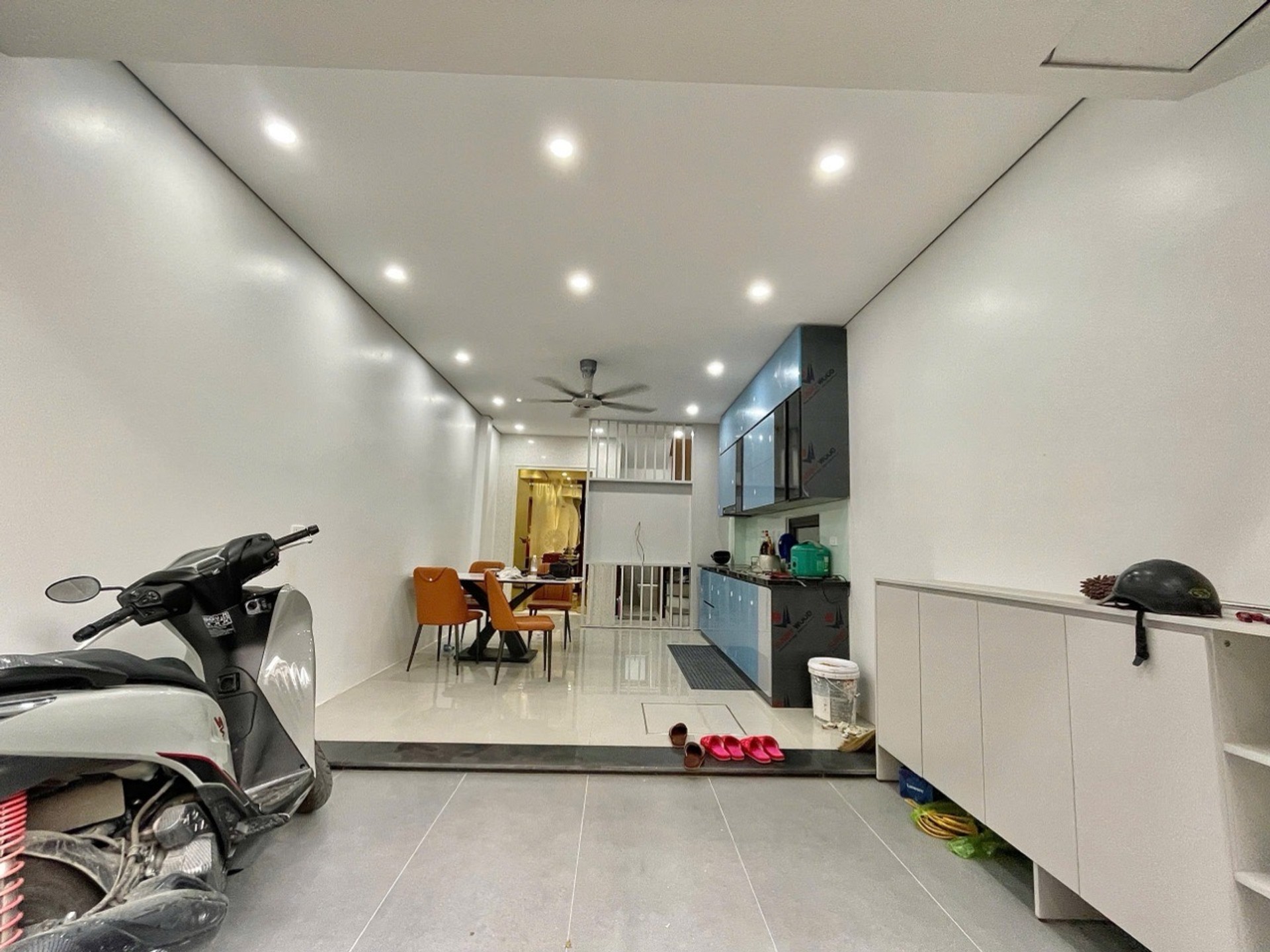 Bán nhà 6 tầng hiện đại tại trung tâm Thạch Bàn, phù hợp kinh doanh và để ở
