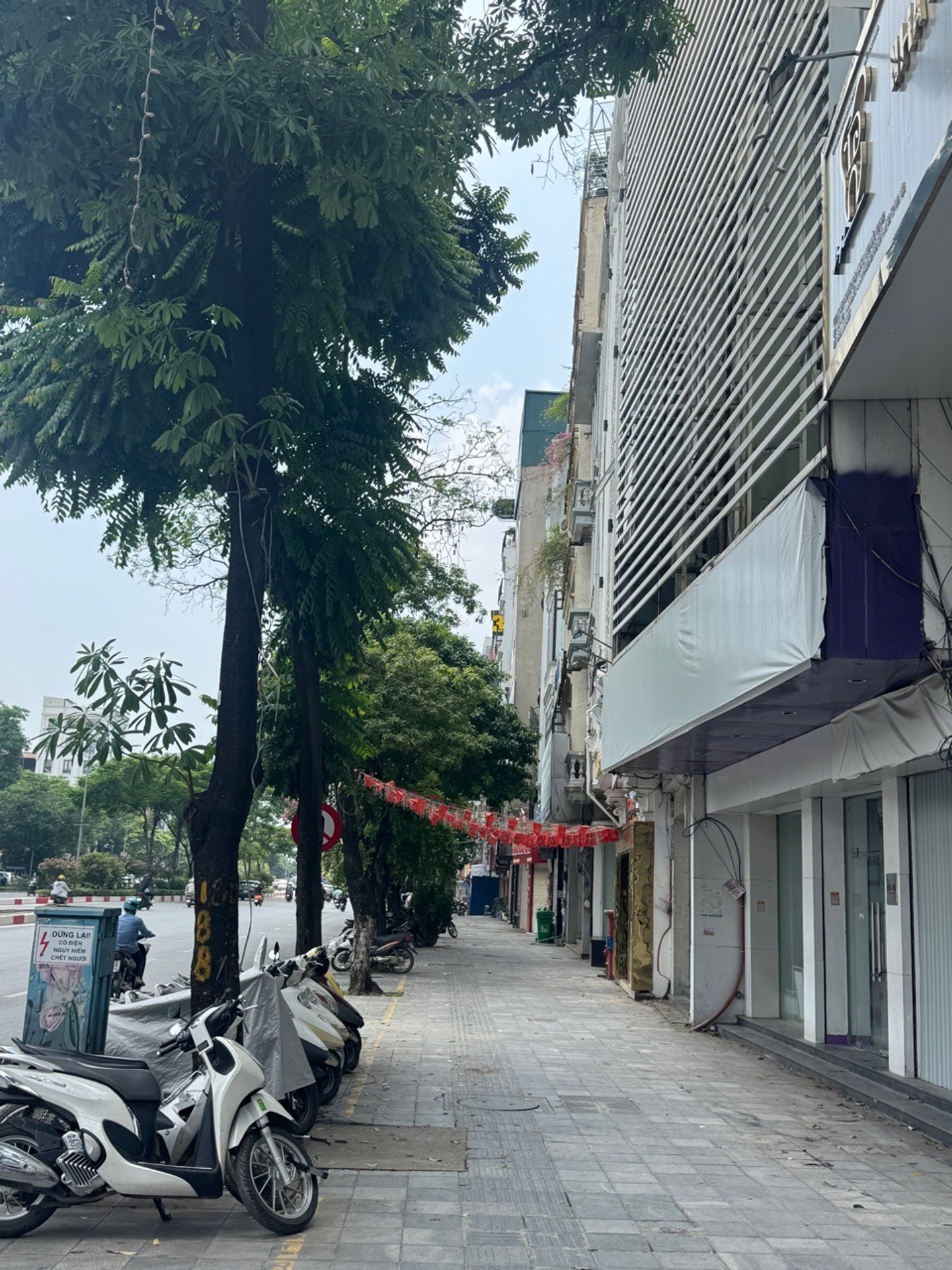 BÁN MẶT PHỐ TRẦN KHÁT CHÂN - VỈA HÈ SIÊU RỘNG - KINH DOANH - DÒNG TIỀN GẦN 200TR/TH- 120M - MT 9.2M