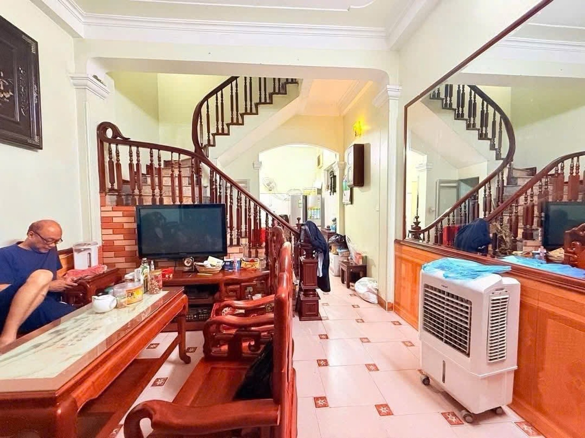 Bán nhà riêng 4 tầng tại Lạc Long Quân với ngõ nông thoáng, sổ vuông
