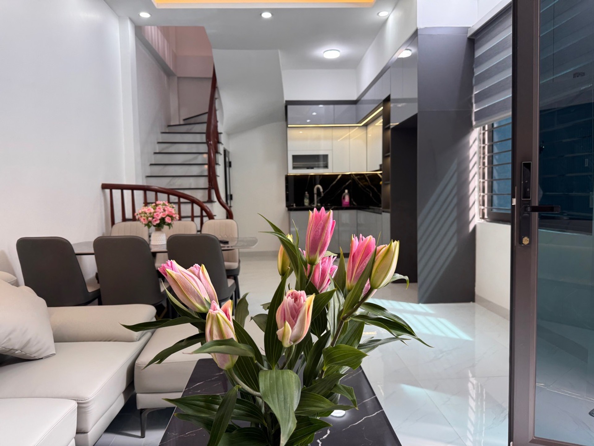 Bán nhà kim đồng ,dt 40m2, giá nhỉnh 9 tỷ 6 tầng 5 ngủ full nội thật mới đẹp