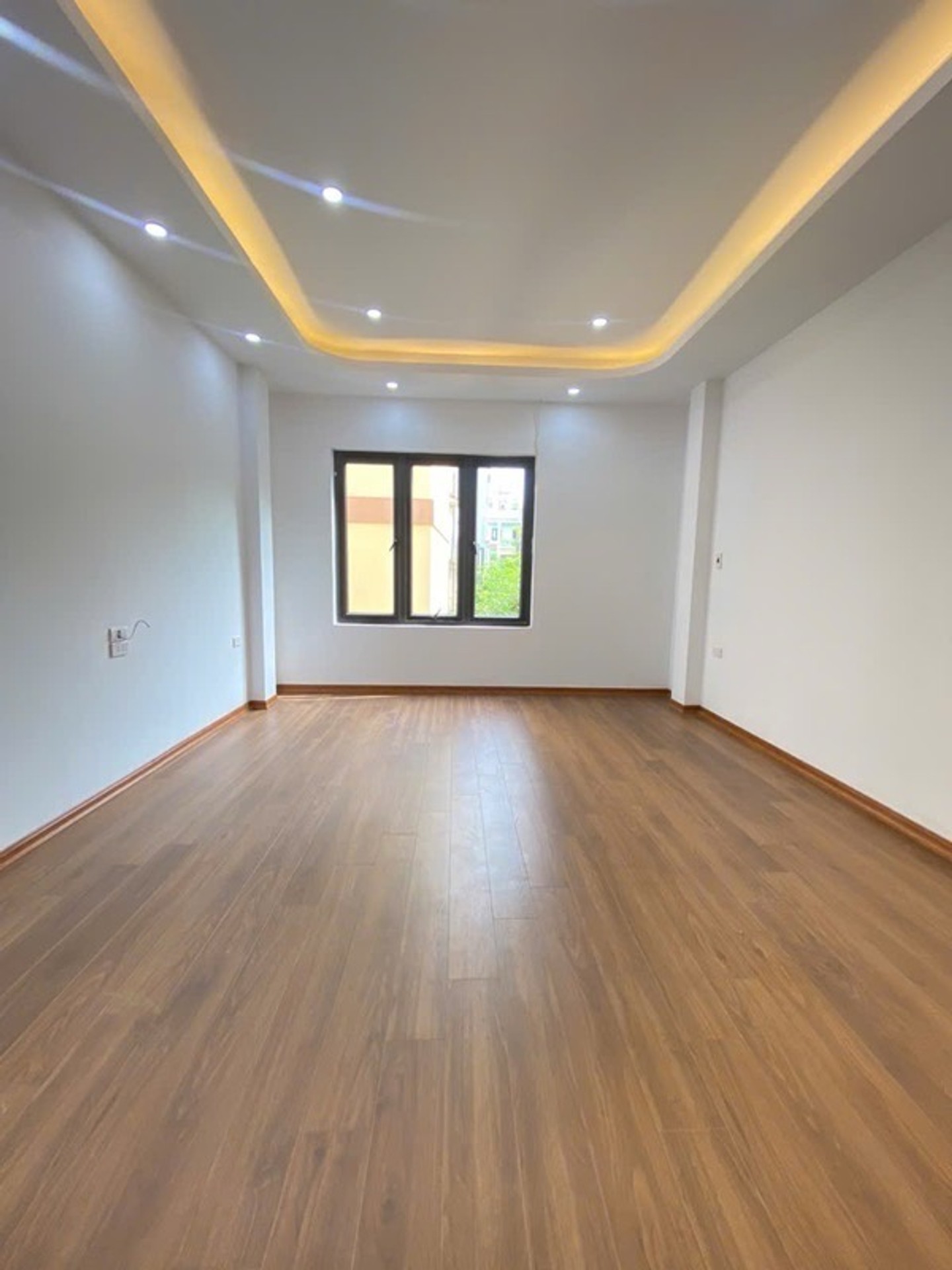 KHƯƠNG ĐÌNH - 32M - 6 TẦNG -THANG MÁY
NHỈNH - 8 TỶ.