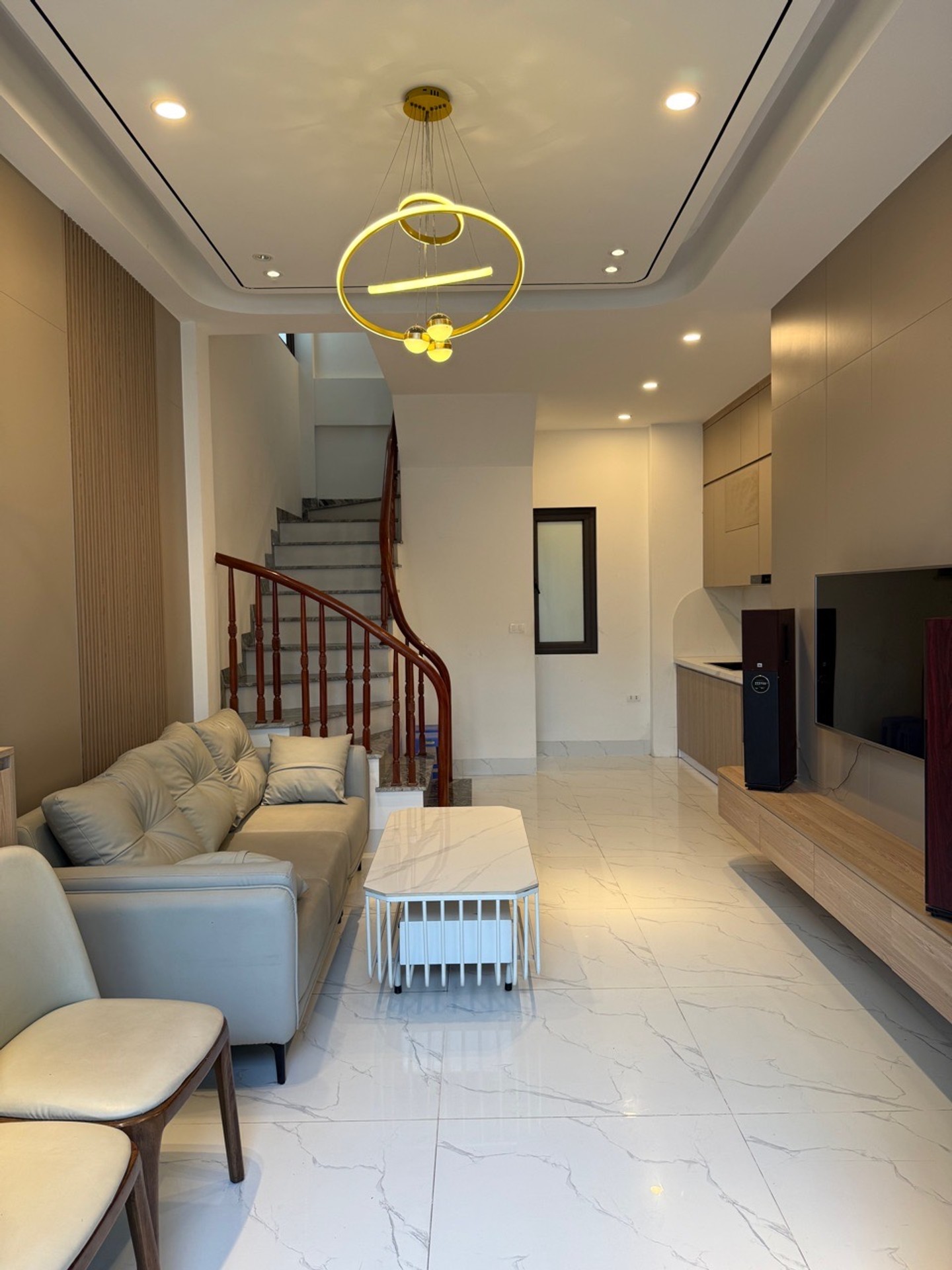 Nhà mới full nội thất, vị trí trung tâm Việt Hưng siêu hiếm