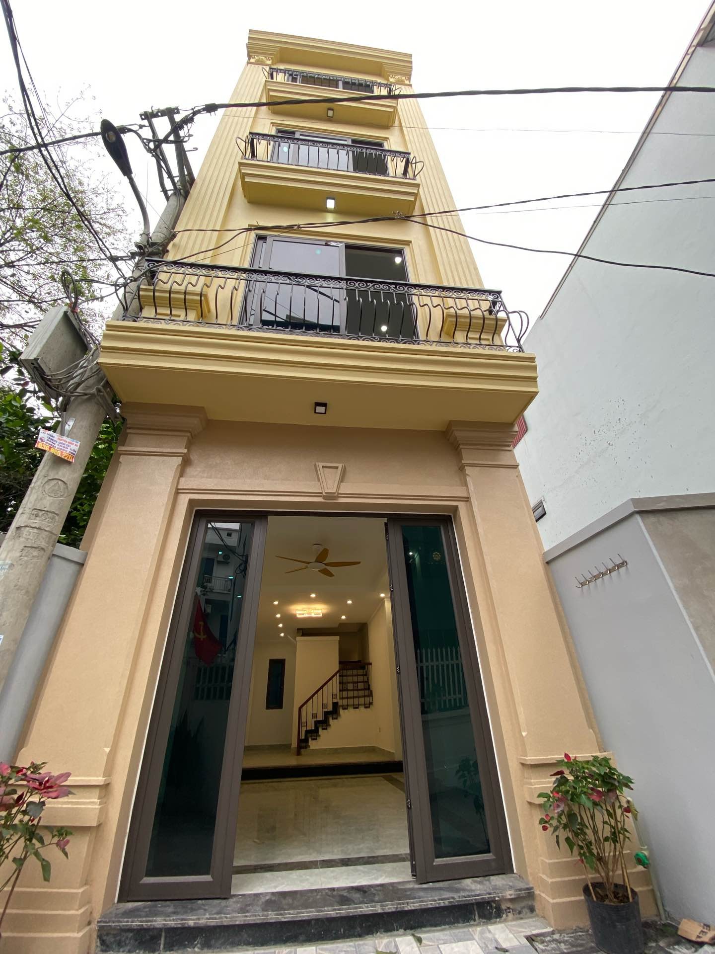 Nhà 5 tầng diện tích 43.8m2 gần Nhật Tân, ngõ ô tô cách vài bước