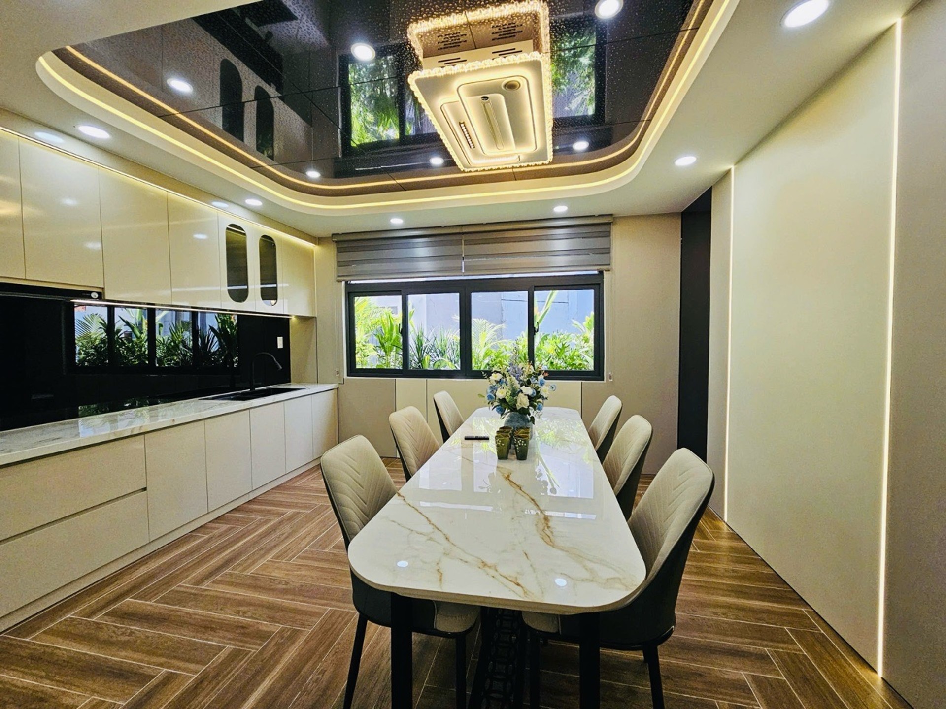 Nhà 5 tầng sang trọng, hẻm xe hơi Phạm Văn Chiêu