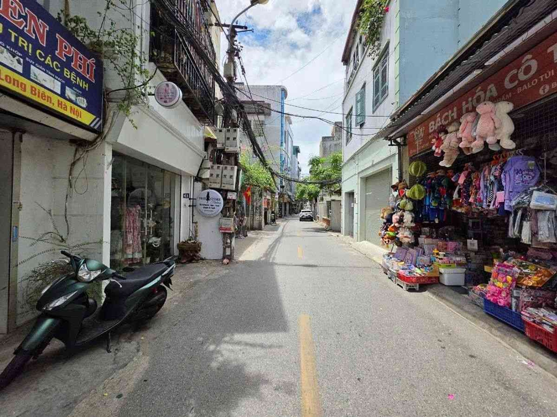 Bán nhà mặt phố Bồ Đề, Long Biên, vị trí kinh doanh đắc địa, mặt tiền rộng 4.8m