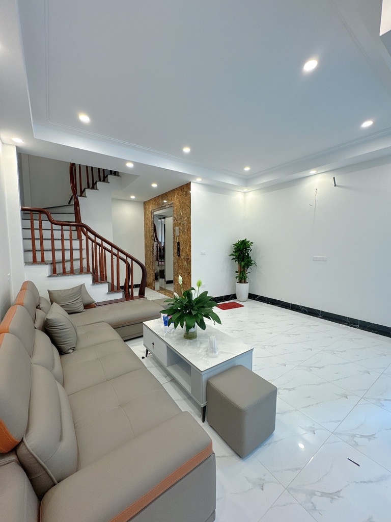 Nhà 6 tầng mới, thang máy, ô tô đỗ cửa, Giang Biên, Long Biên
