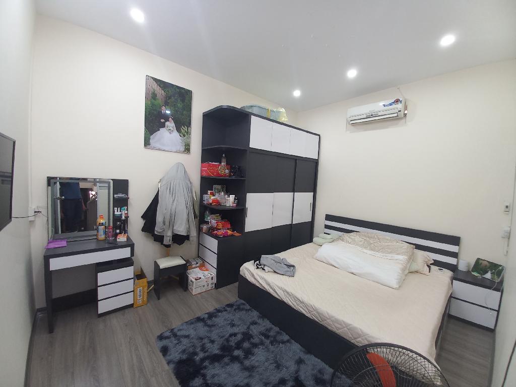 Bán nhà 3 tầng mặt tiền lớn tại Lạc Long Quân, phường Nghĩạ Đô, Hà Nội, thích hợp kinh doanh