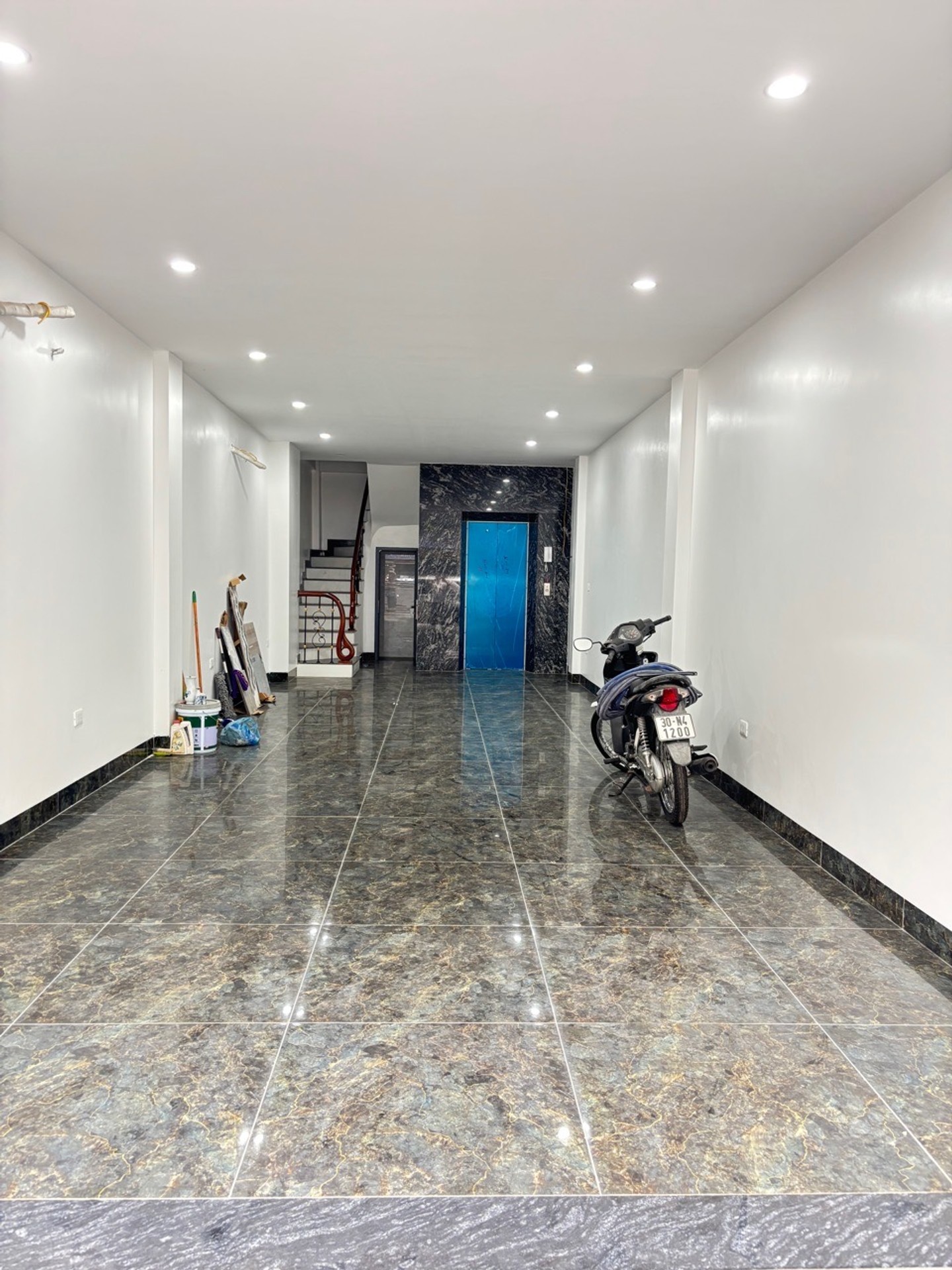 Bán nhà mặt phố Hoàng Mai 7 tầng, kinh doanh sầm uất.