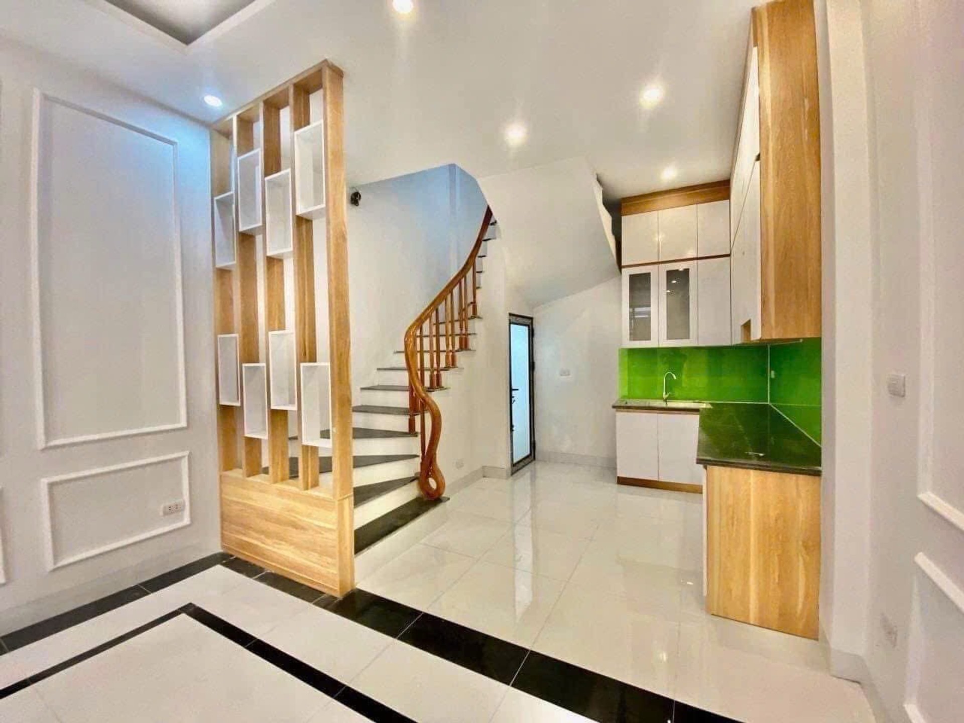 Bán nhà riêng 5 tầng lô góc tại Yên Vĩnh, gần KĐT Hinode Royal Park, ô tô đỗ cửa