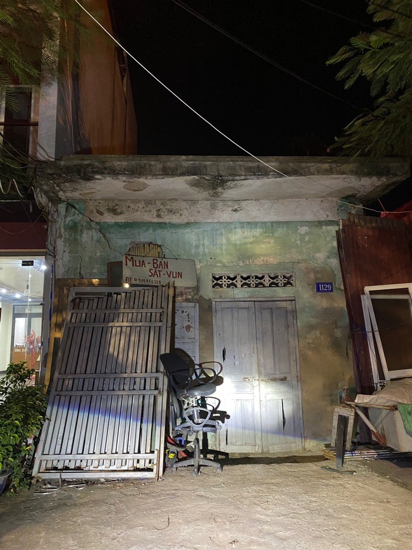 Bán nhà mặt phố Phạm Văn Đồng, vị trí 2 mặt đường, diện tích 187m2, phù hợp xây mới kinh doanh