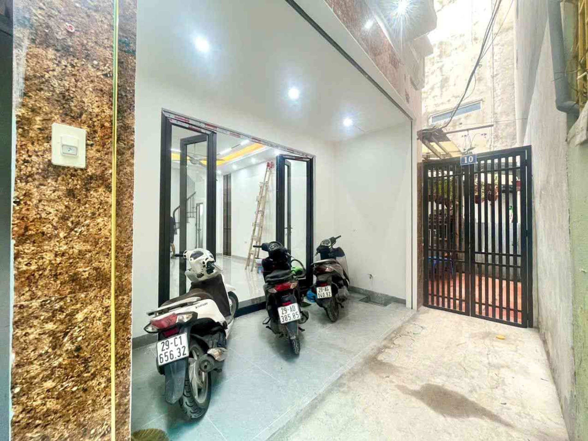 Bán nhà riêng 5 tầng có thang máy gần Time City, view hồ, vài bước ra mặt phố.