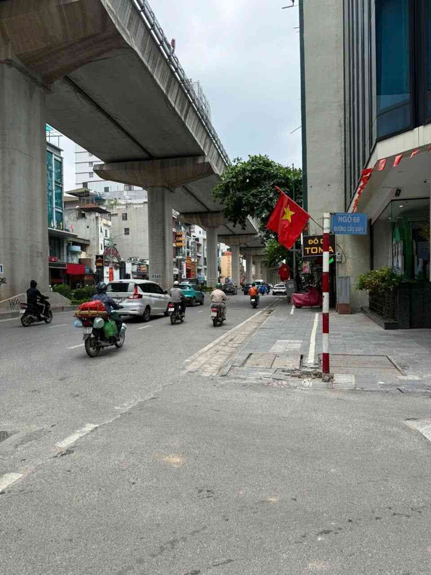 Nhà 4 Tầng Lô Góc Cầu Giấy - Không Gian Sống Đầy Đủ Tiện Nghi