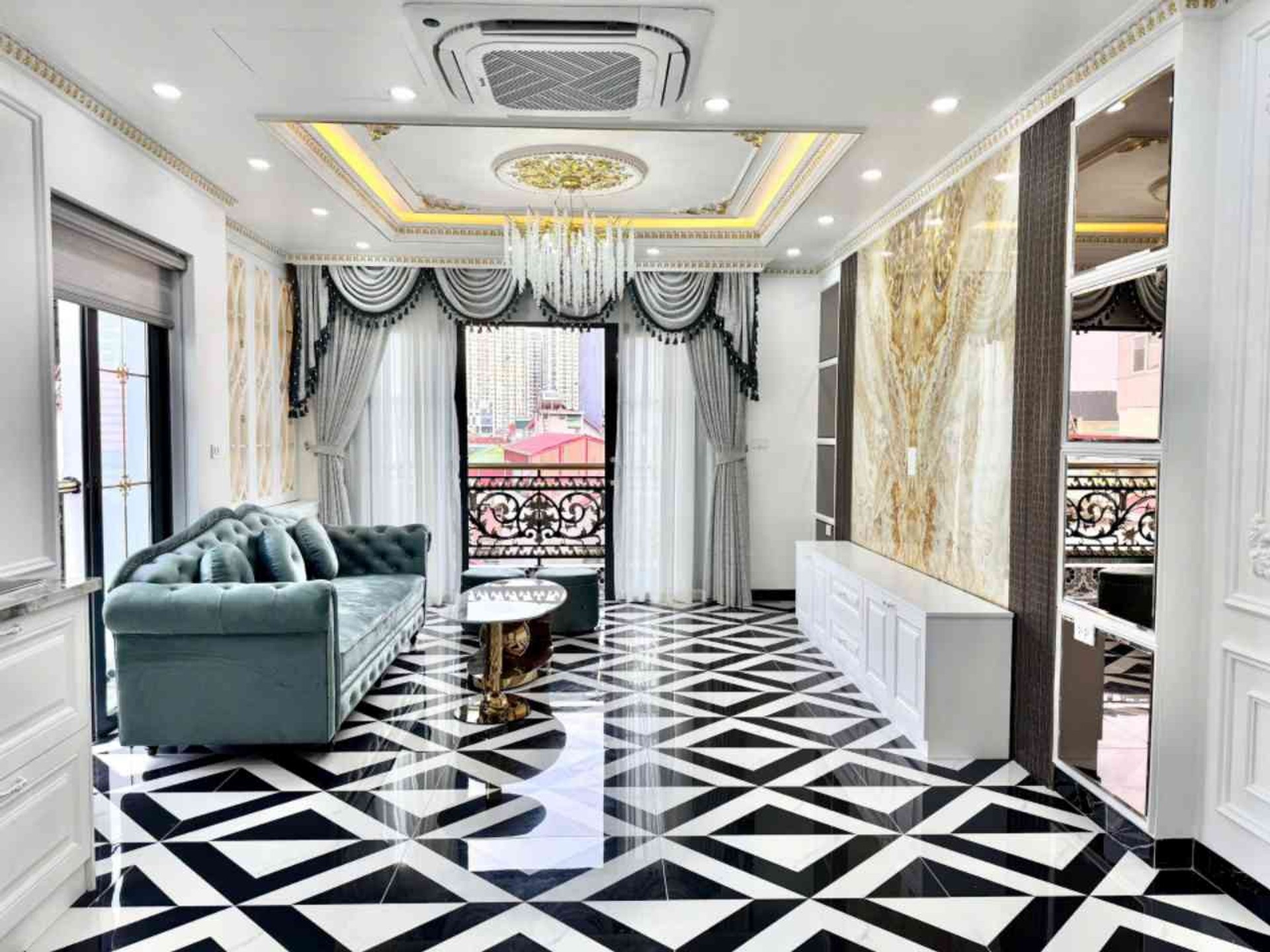 Nhà 7 tầng mặt phố Yên Lạc, lô góc, thang máy, kinh doanh tốt