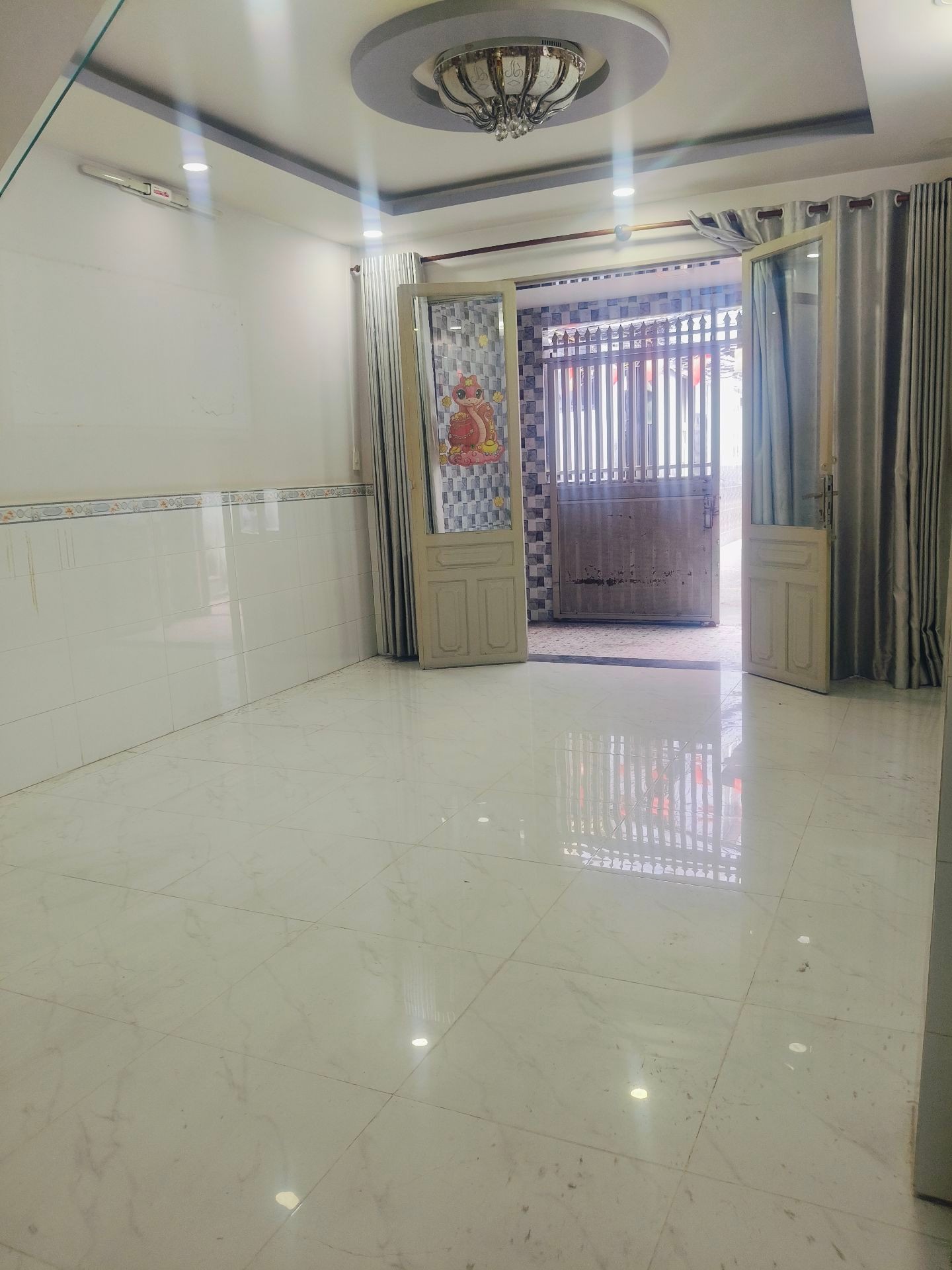 nhà mới sát bên chợ rạch ông Dương Bá Trạc quận 8- hẻm xe hơi thông - ngang 4,5x15-gia chỉ 5xtỷ