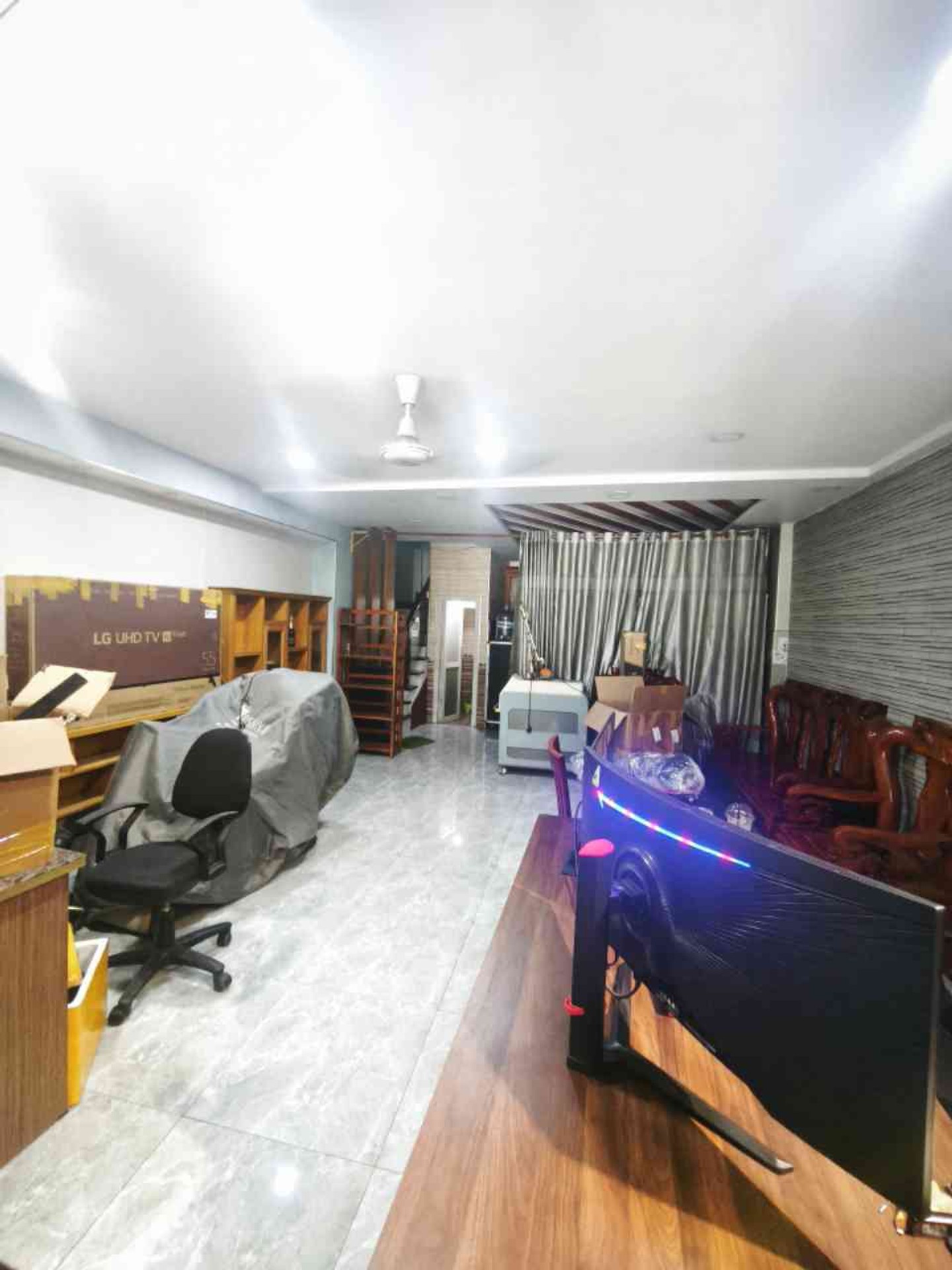 NHÀ MẶT TIỀN BUÔN BÁN MỌI NGHÀNH NGHỀ, NGANG 5 HIẾM CÓ. CÓ SÂN ĐẬU XE HƠI ,LÊ VĂN KHƯƠNG CHỈ 6 TỶ