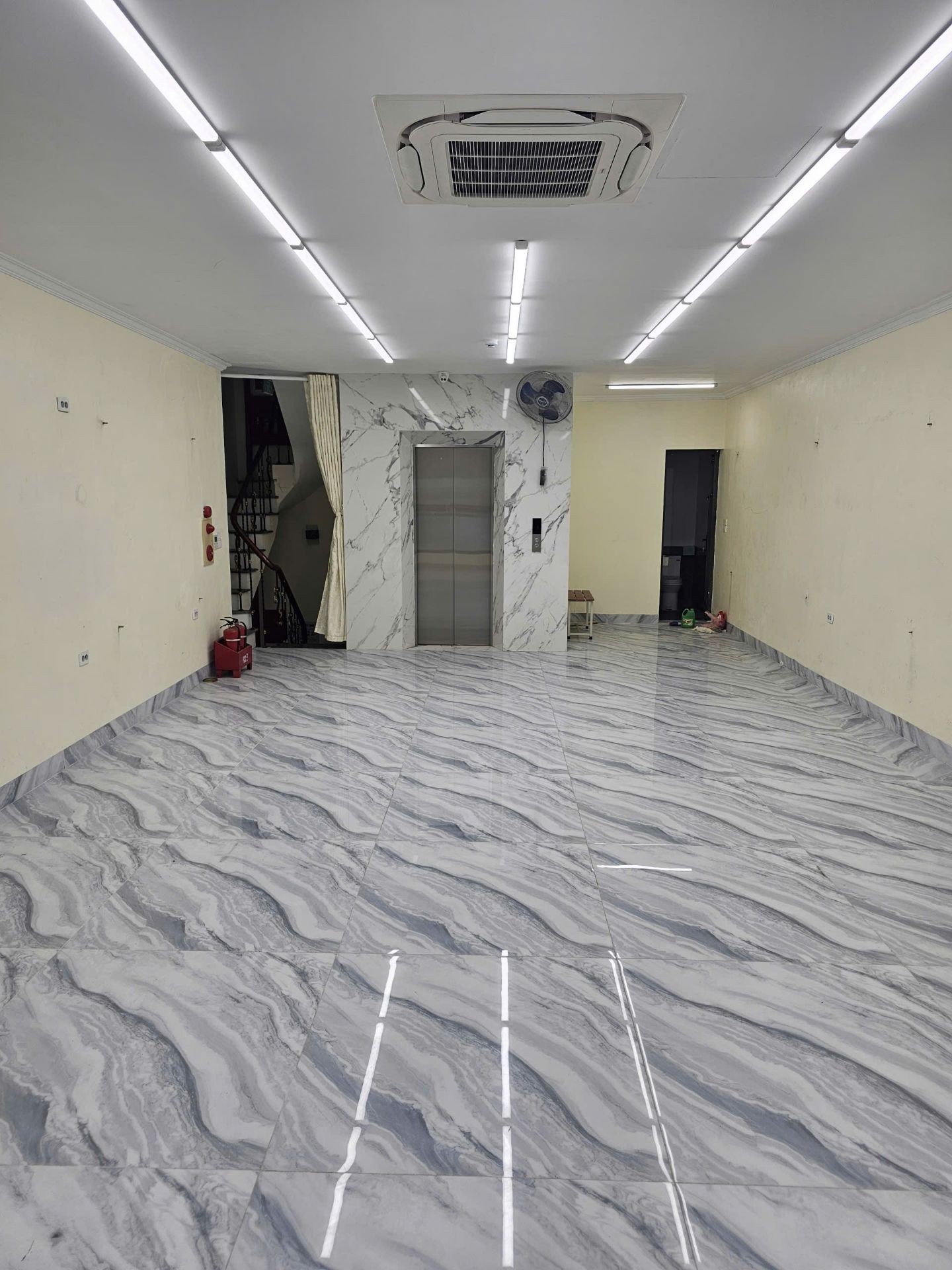 Nhà mặt phố khu vực Hai Bà Trưng, 8 tầng mặt tiền rộng tại trung tâm thành phố đông đúc