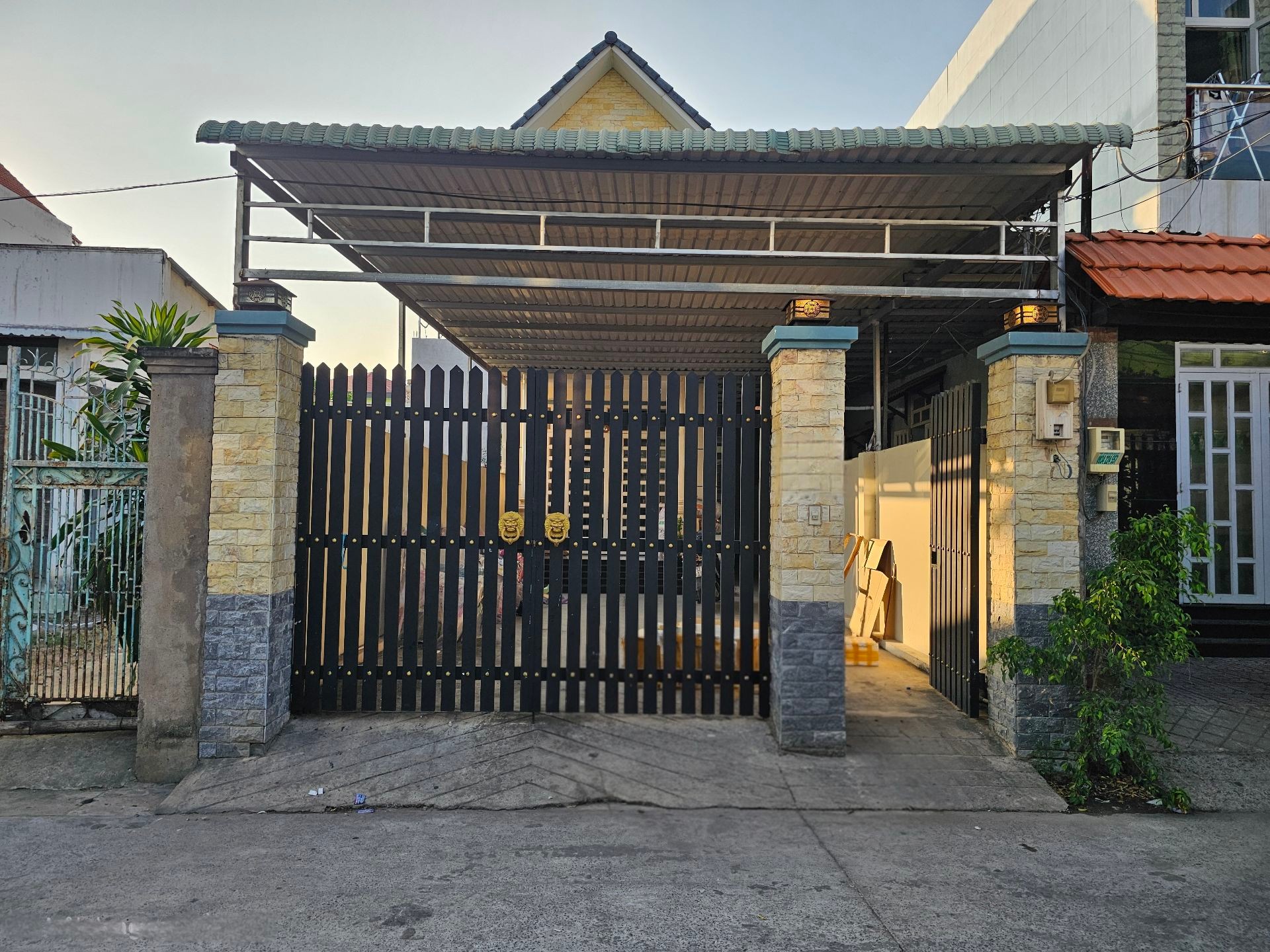 Bán nhà mặt phố 2 tầng diện tích 150m² tại khu dân cư đường Bàn Cờ, gần Vinhomes Grand Park