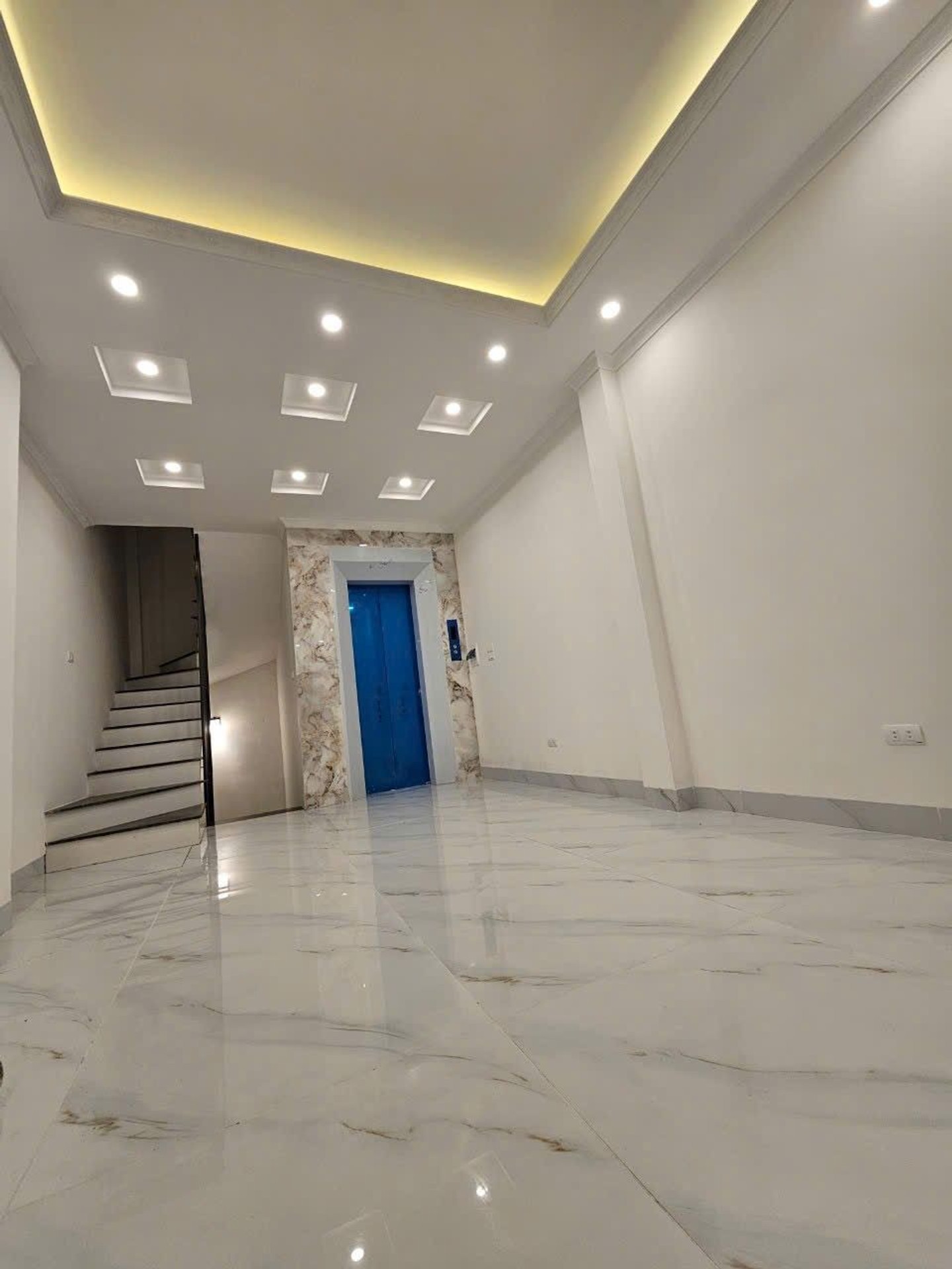 Cơ hội vàng sở hữu nhà mặt phố lô góc, thang máy, cho thuê thu nhập ổn định tại Long Biên