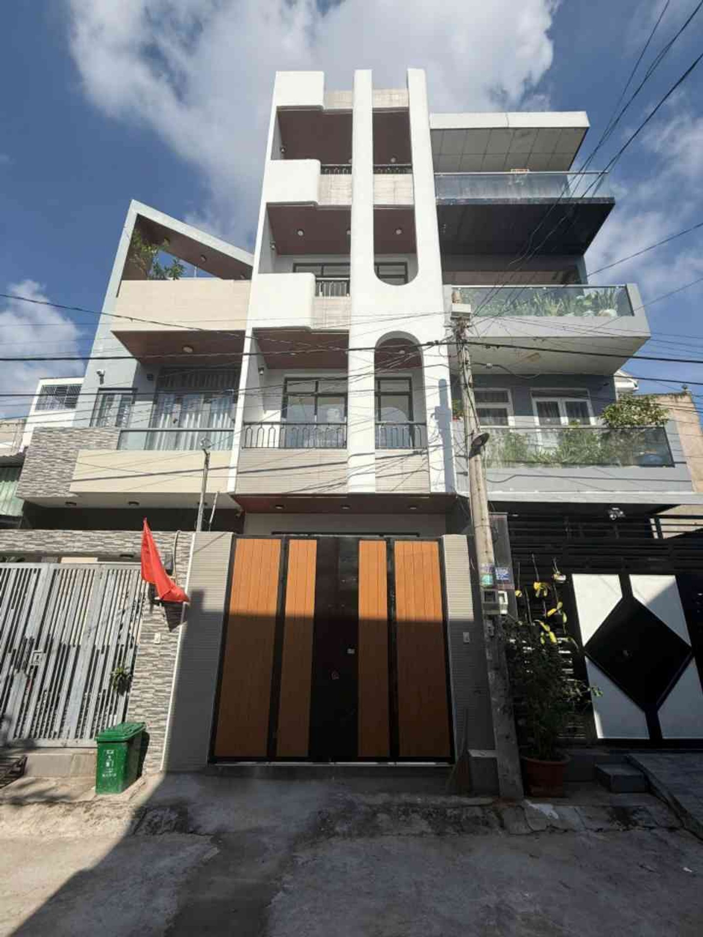 Biệt Thự Riêng Tư Phong Cách Hiện Đại Tại Phú Hữu, Thủ Đức