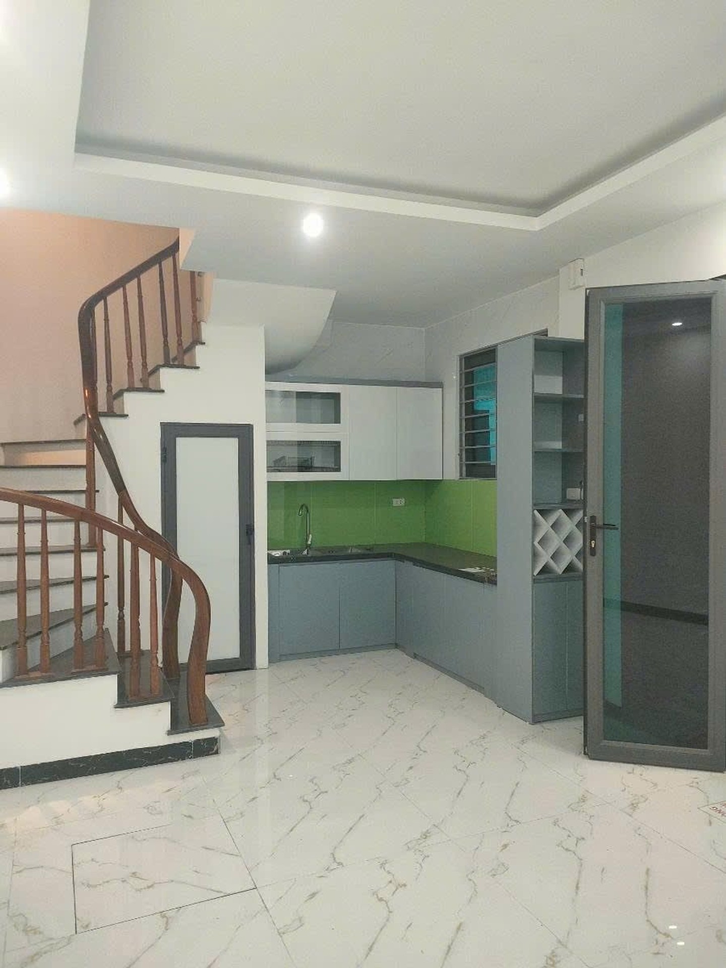 Bán nhà 5 tầng, 3 phòng ngủ, gần chợ tại quận trung tâm