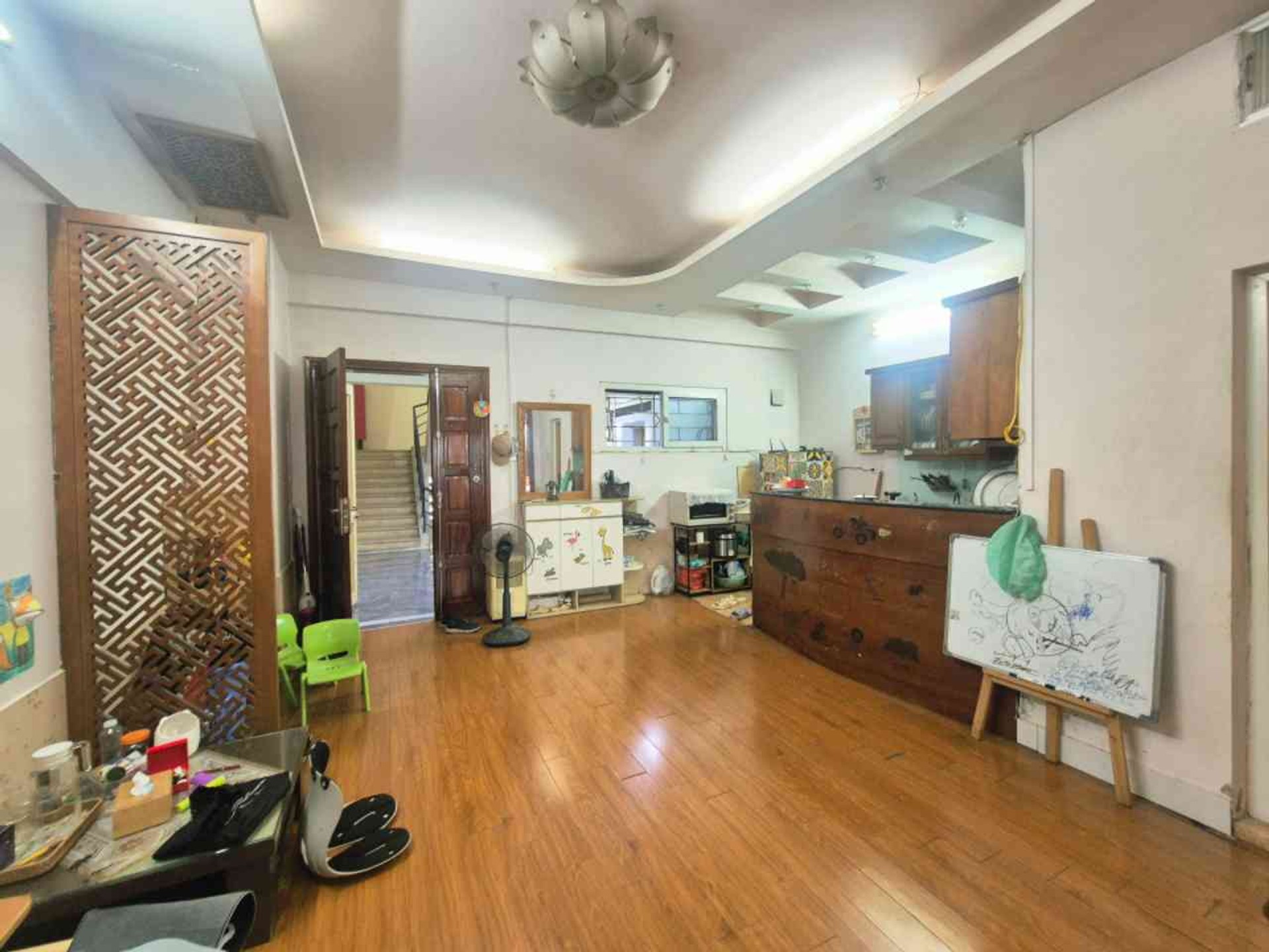 Căn hộ 2 phòng ngủ mặt phố Lê Văn Lương giá tốt, view trung tâm thương mại hấp dẫn