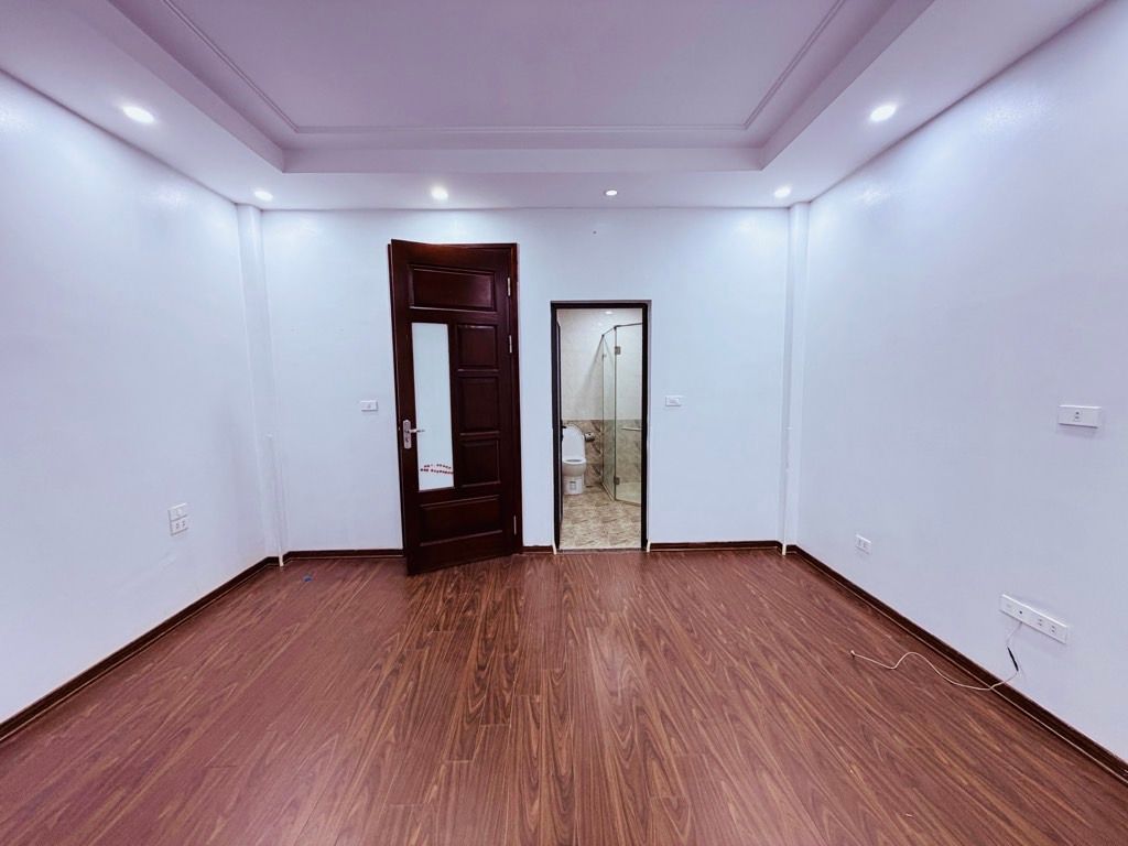 Nhà 5 tầng 35m² trên phố Bồ Đề, ngõ rộng ô tô đỗ gần