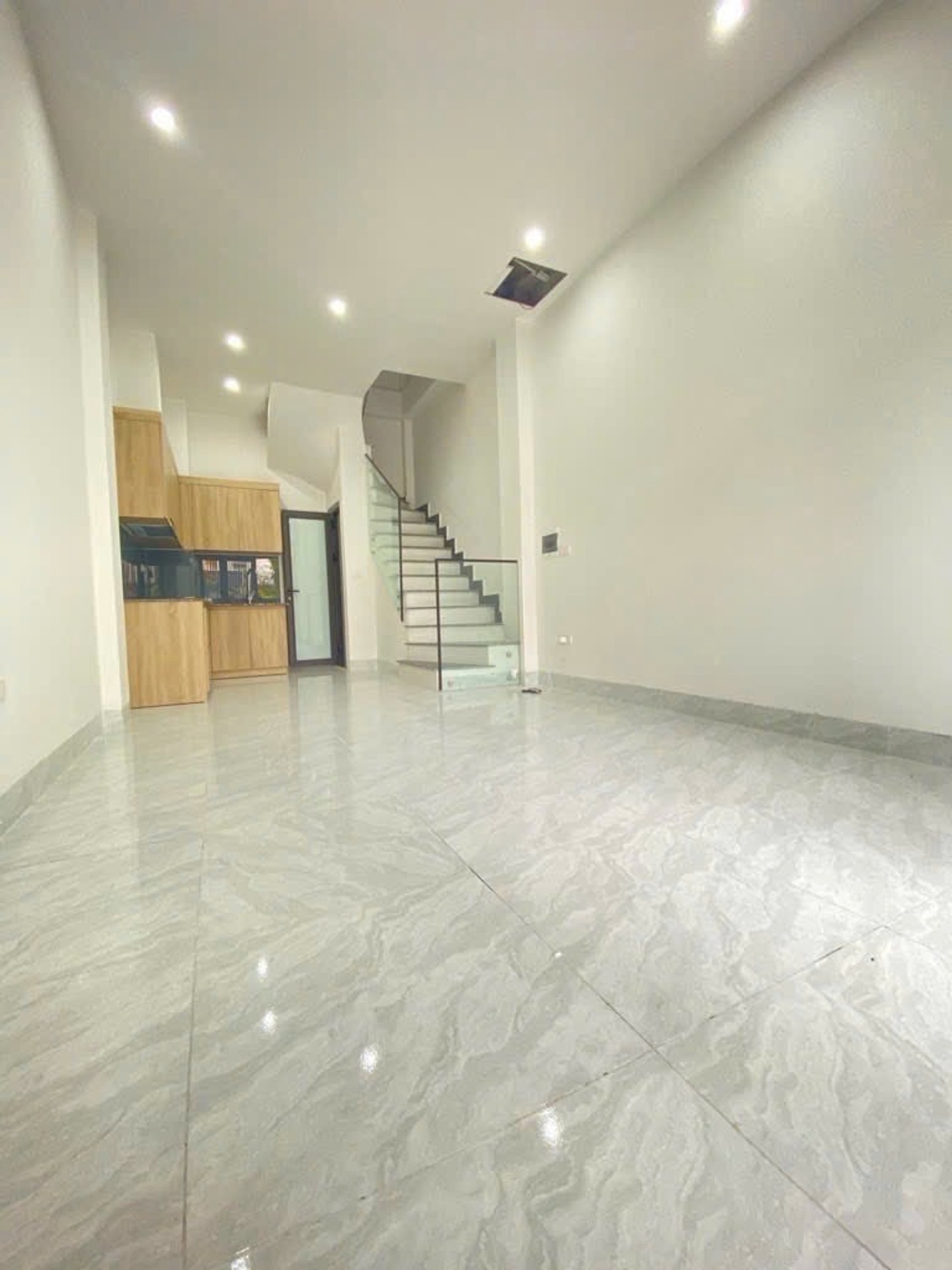 Nhà 5 tầng 30m2 hướng Tây Bắc, giá 8,3 tỷ tại Ngọc Thụy Long Biên