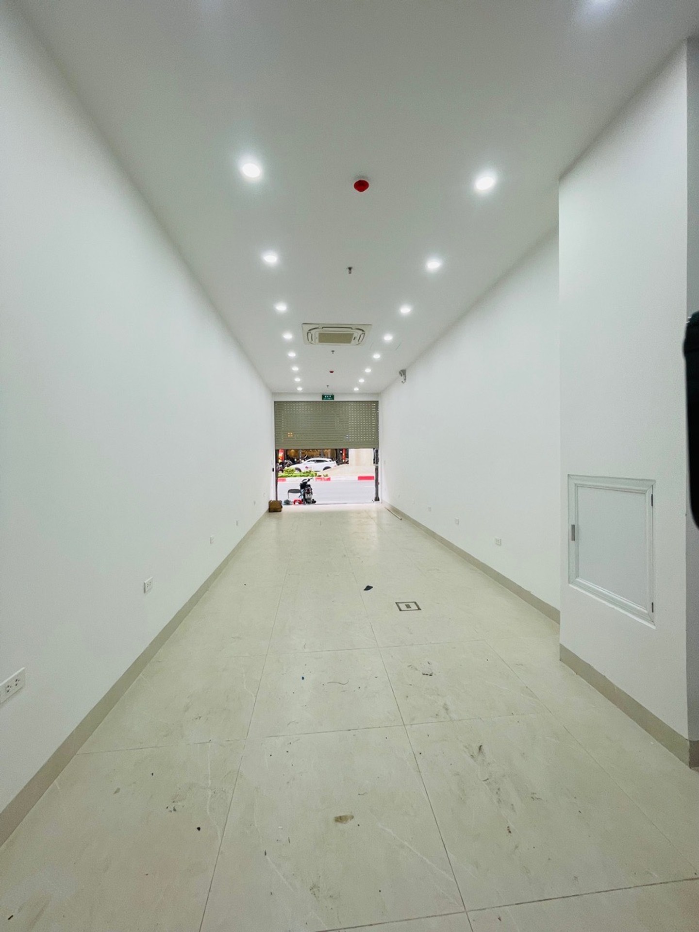 Nhà mặt phố đẳng cấp tại trung tâm Cầu Giấy với thiết kế 9 tầng hiện đại
