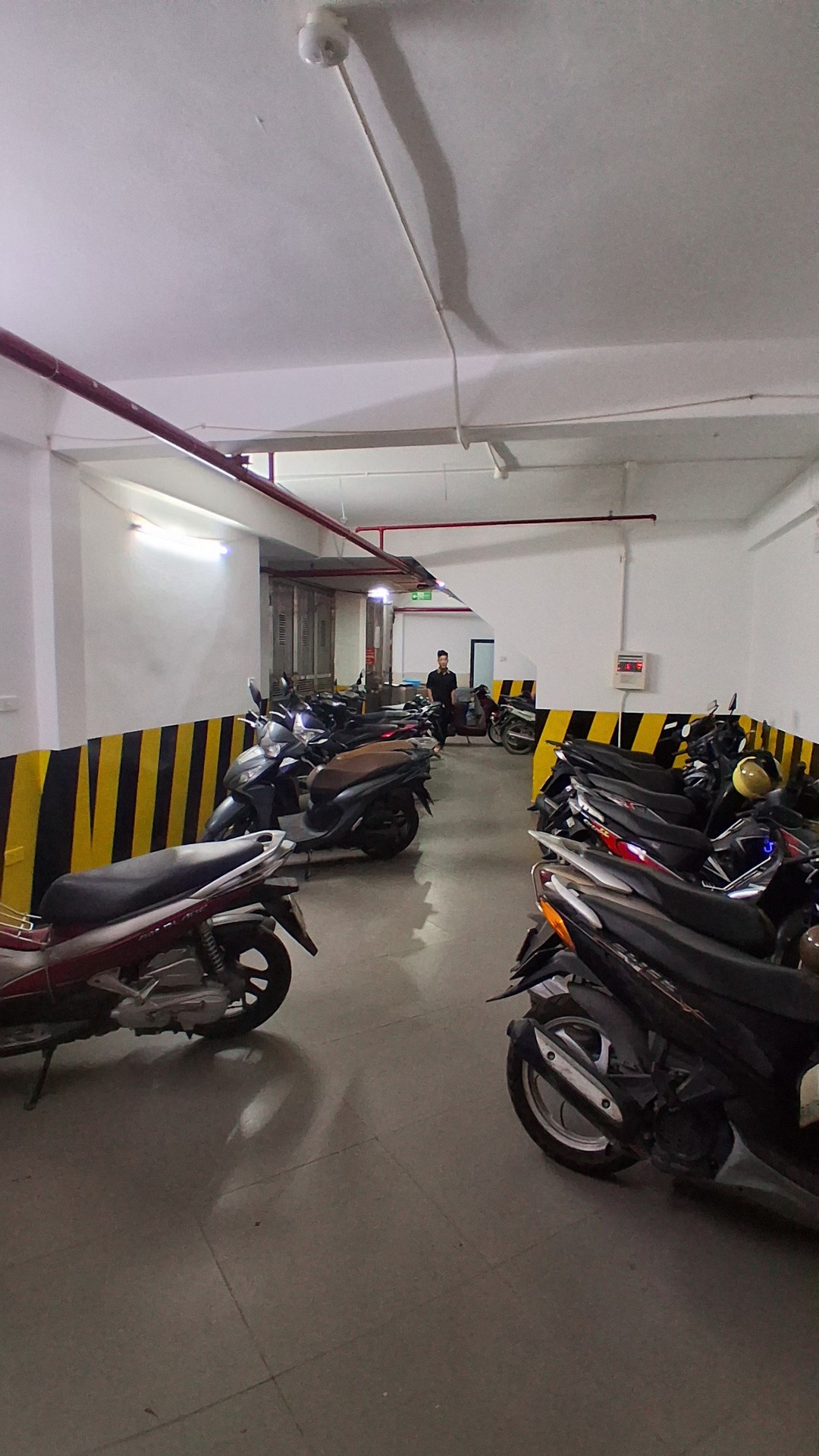 Bán gấp tòa nhà cho thuê tại Trung Kính, DT 93.5m2, 7 tầng, 21 phòng đã cho thuê kín - Giá rẻ
