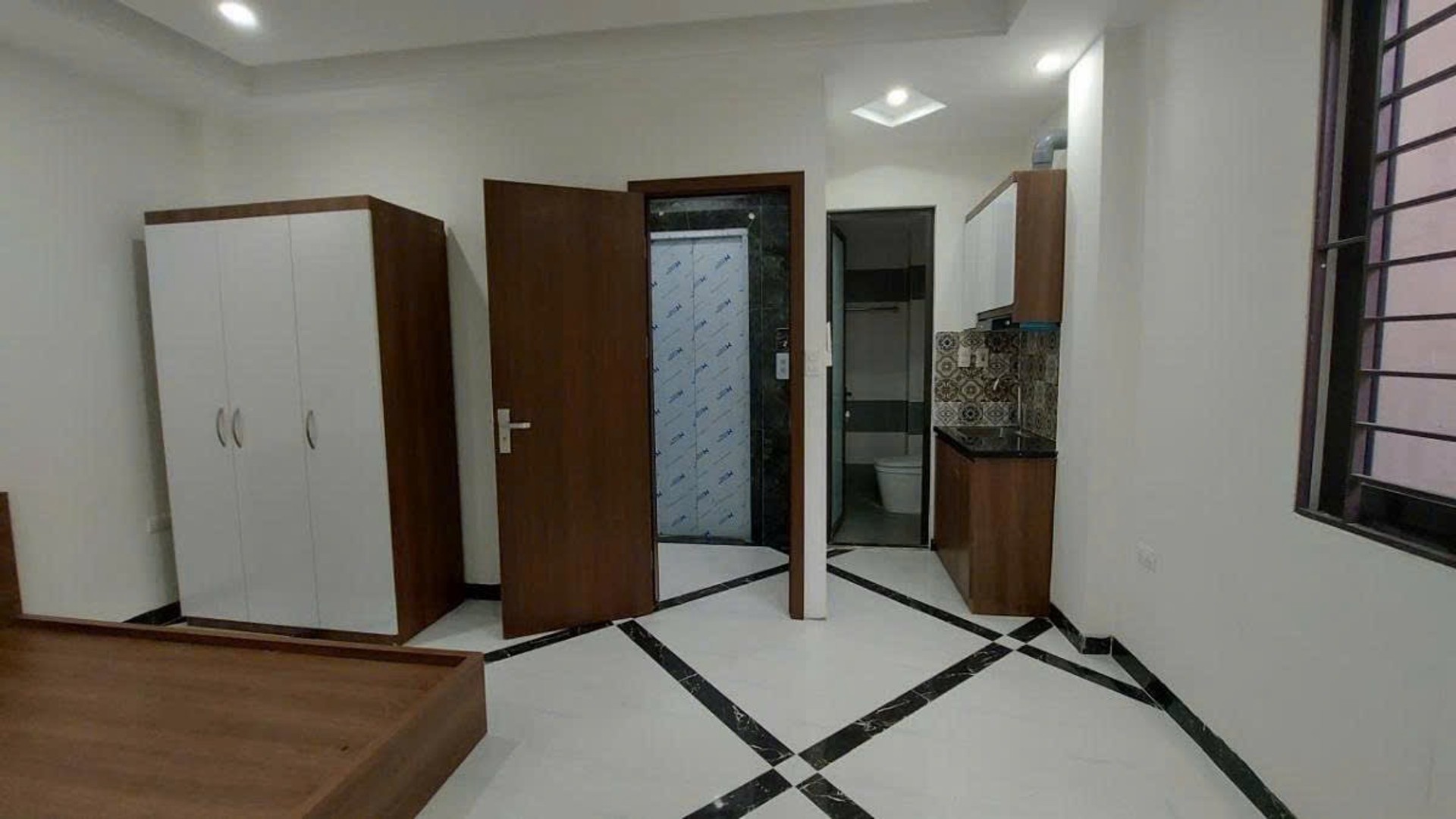 Bán nhà riêng 7 tầng tại Định Công Thượng, lô góc mặt ngõ kinh doanh, ô tô đỗ cửa