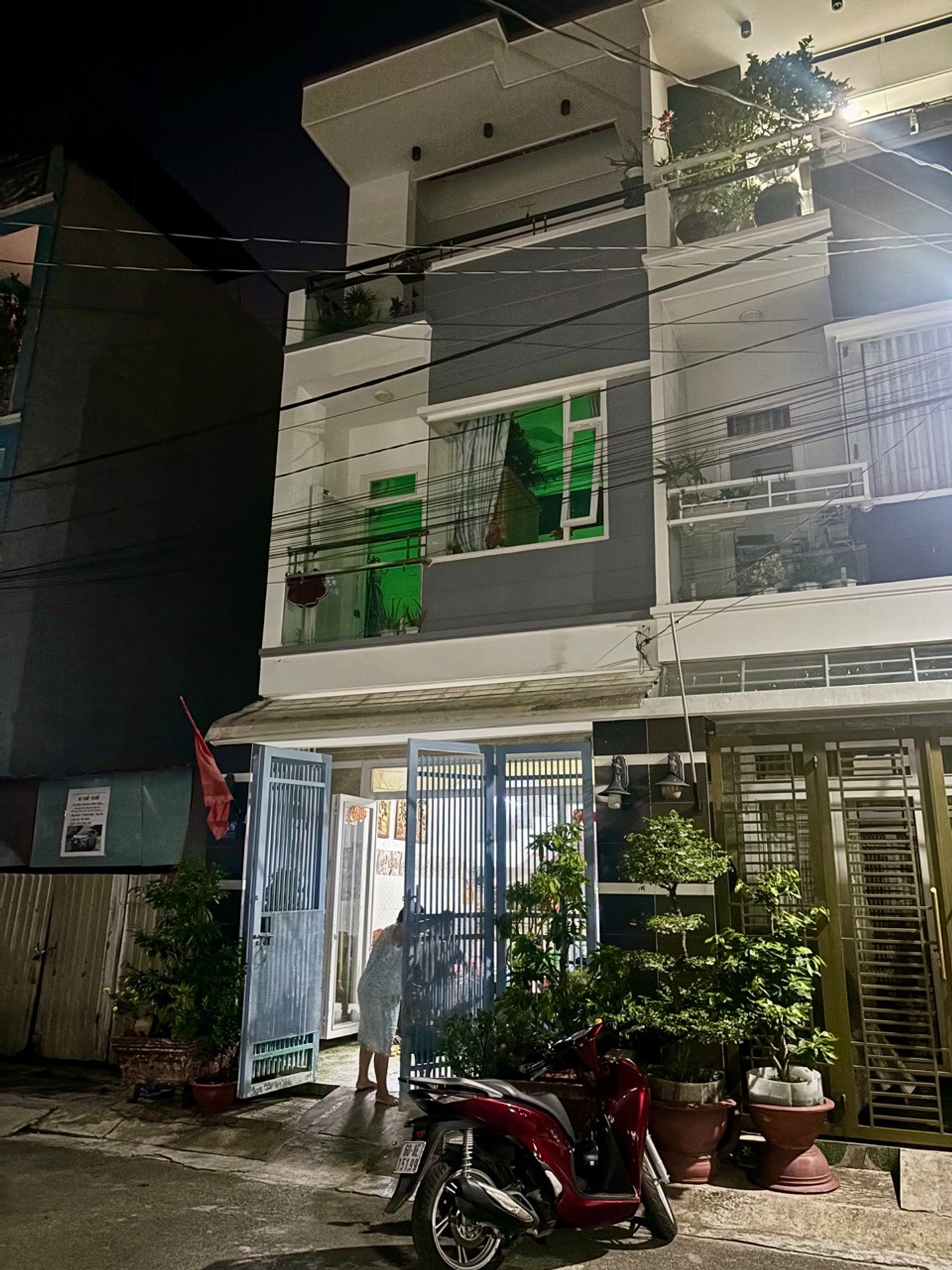 Nhà riêng ba tầng sang trọng ngay khu vực Long Thạnh Mỹ Quận 9