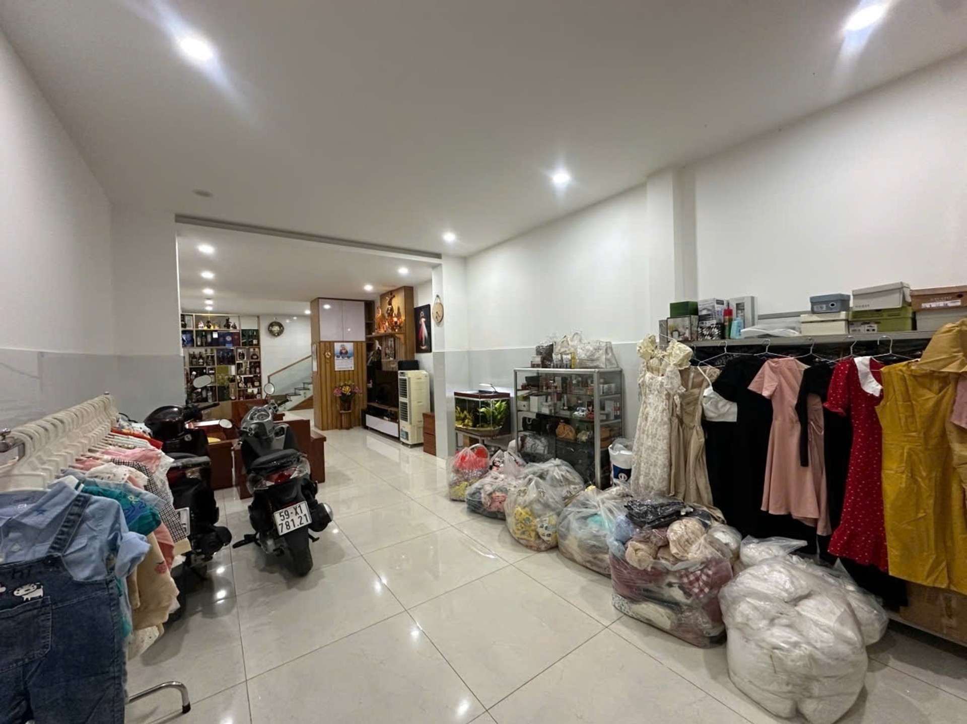 Biệt thự phố ba tầng nổi bật tại trung tâm Phường Long Bình Cũ