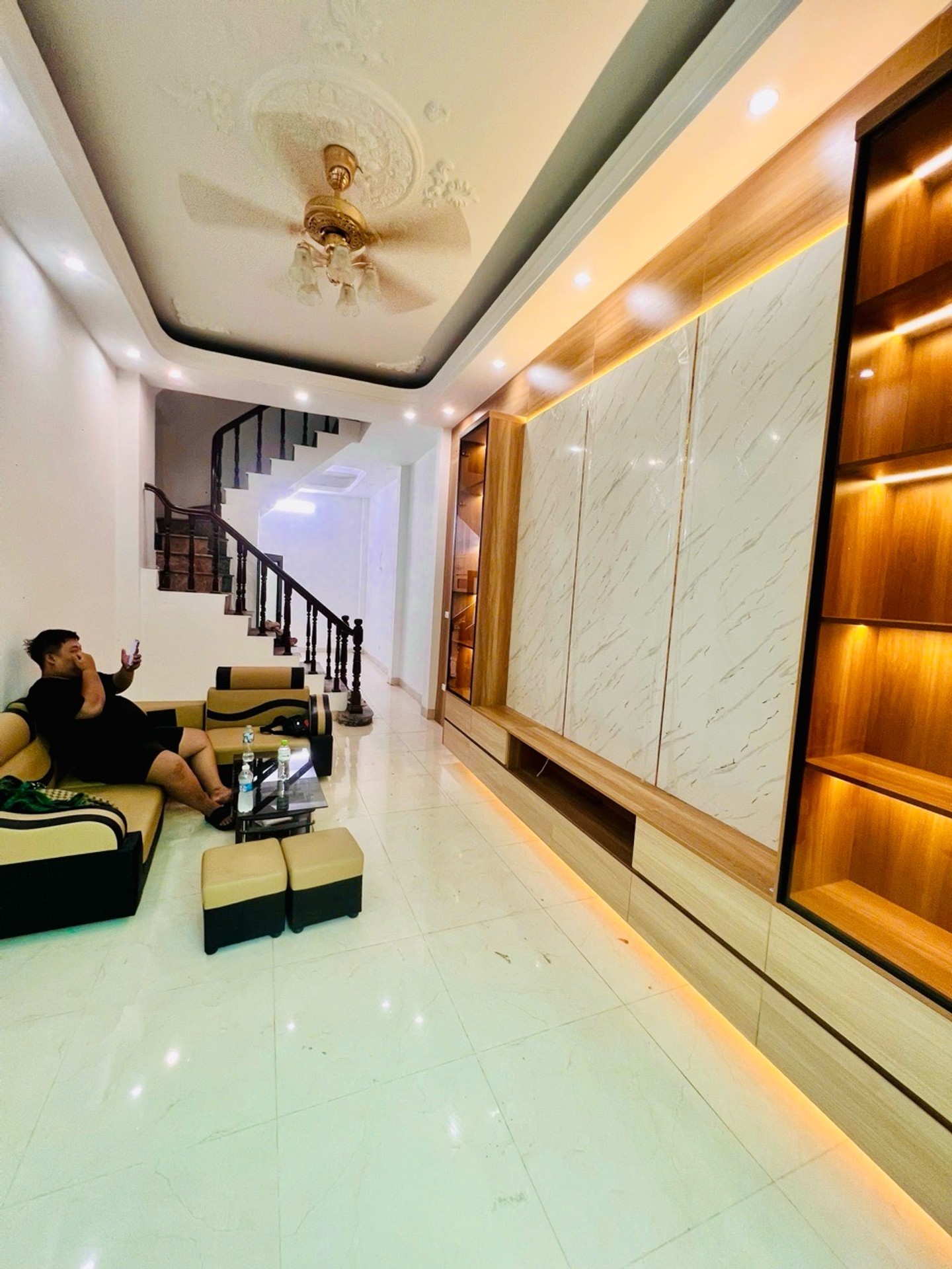 Nhà lô góc 2 thoáng ngay trung tâm Cầu Giấy, ở ngay full nội thất