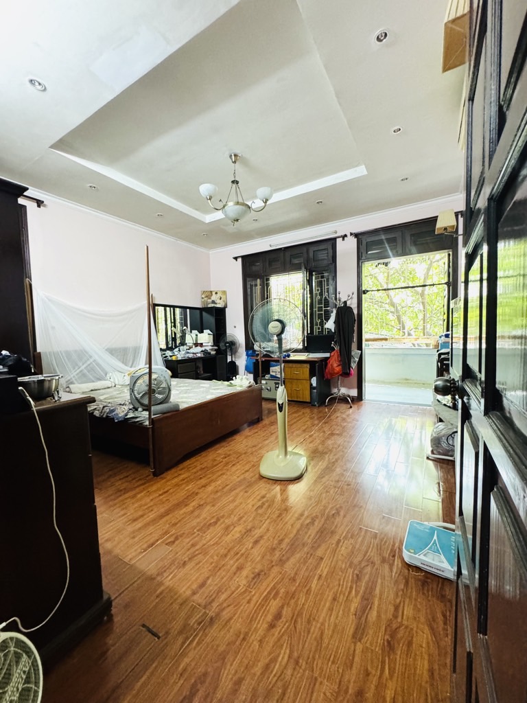 Bán nhà 3 tầng lô góc mặt tiền rộng tại quận trung tâm phù hợp kinh doanh và ở