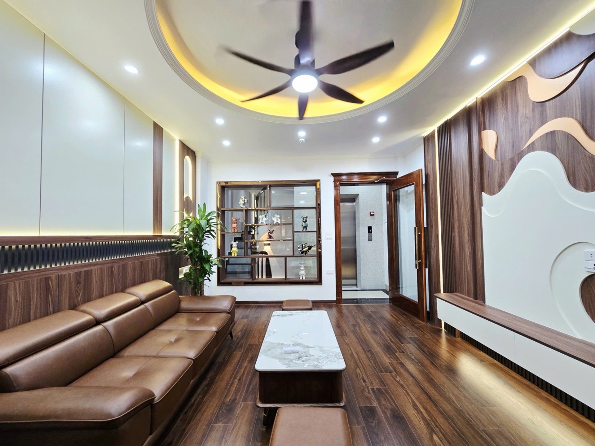 Bán nhà riêng 7 tầng có thang máy gần mặt phố Nguyễn Xiển, ô tô đỗ cửa