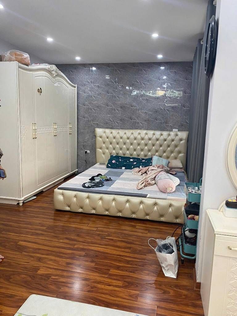 Bán nhà tại phố Văn Cao - 35m2, 4 tầng, mặt tiền 7.4m - đường Ô tô tránh có vỉa hè, kinh doanh tốt