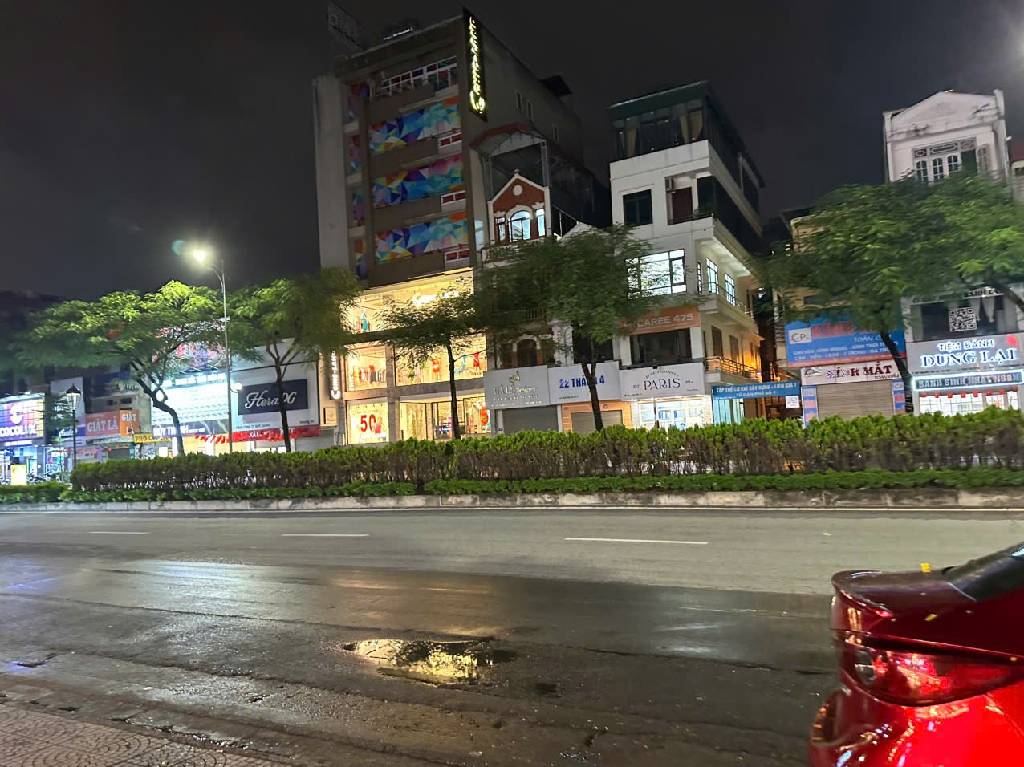 Bán nhà mặt phố Nguyễn Văn Cừ, 33.6m², 3 tầng, kinh doanh đa dạng