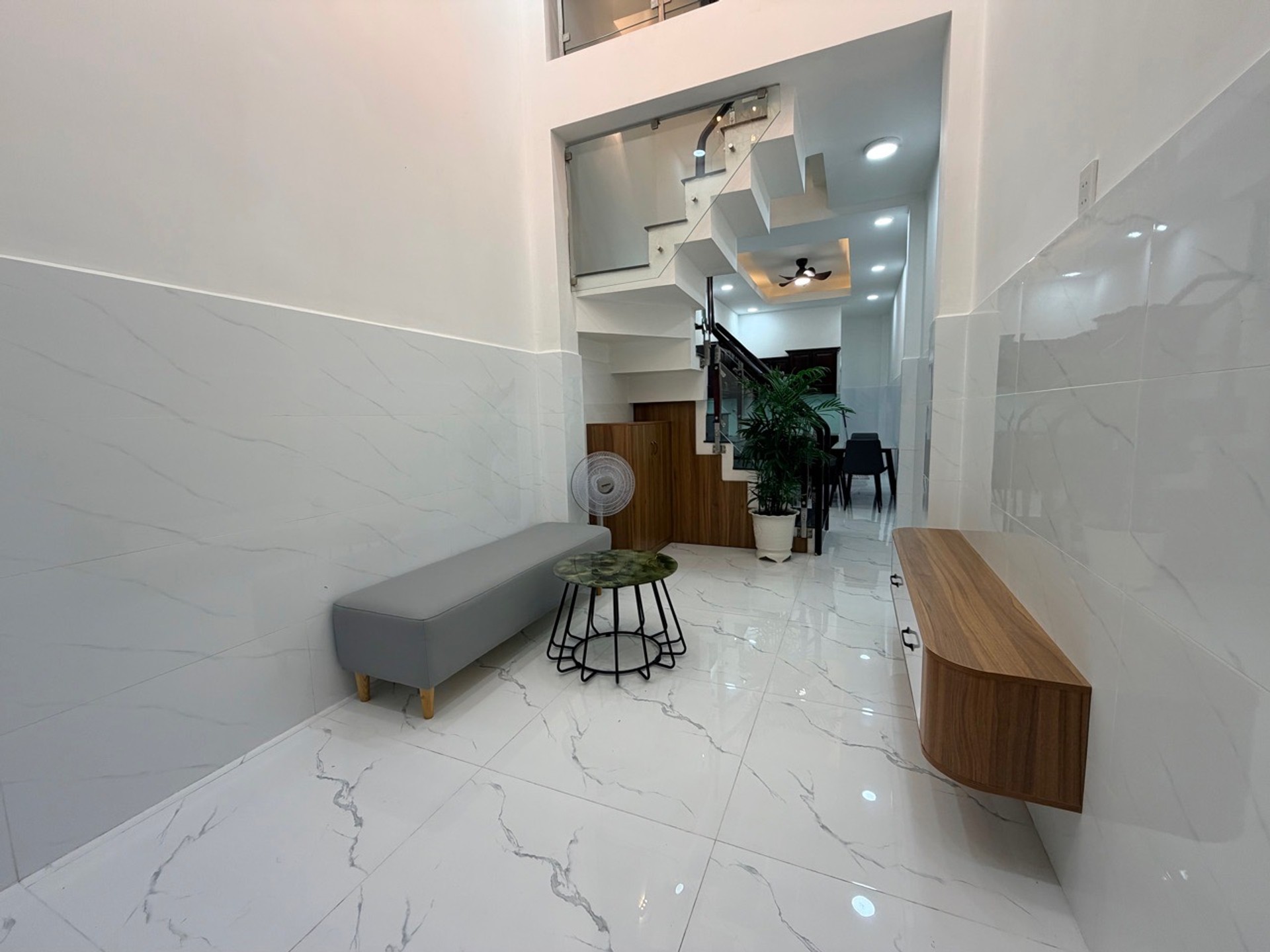 Nhà Đẹp 4 Tầng Trên Hẻm Xe Hơi Lạc Long Quân, Giá Hấp Dẫn