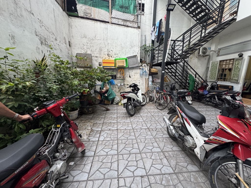 Bán nhà 4 tầng, 148m2, mặt tiền lớn tại Quận 10