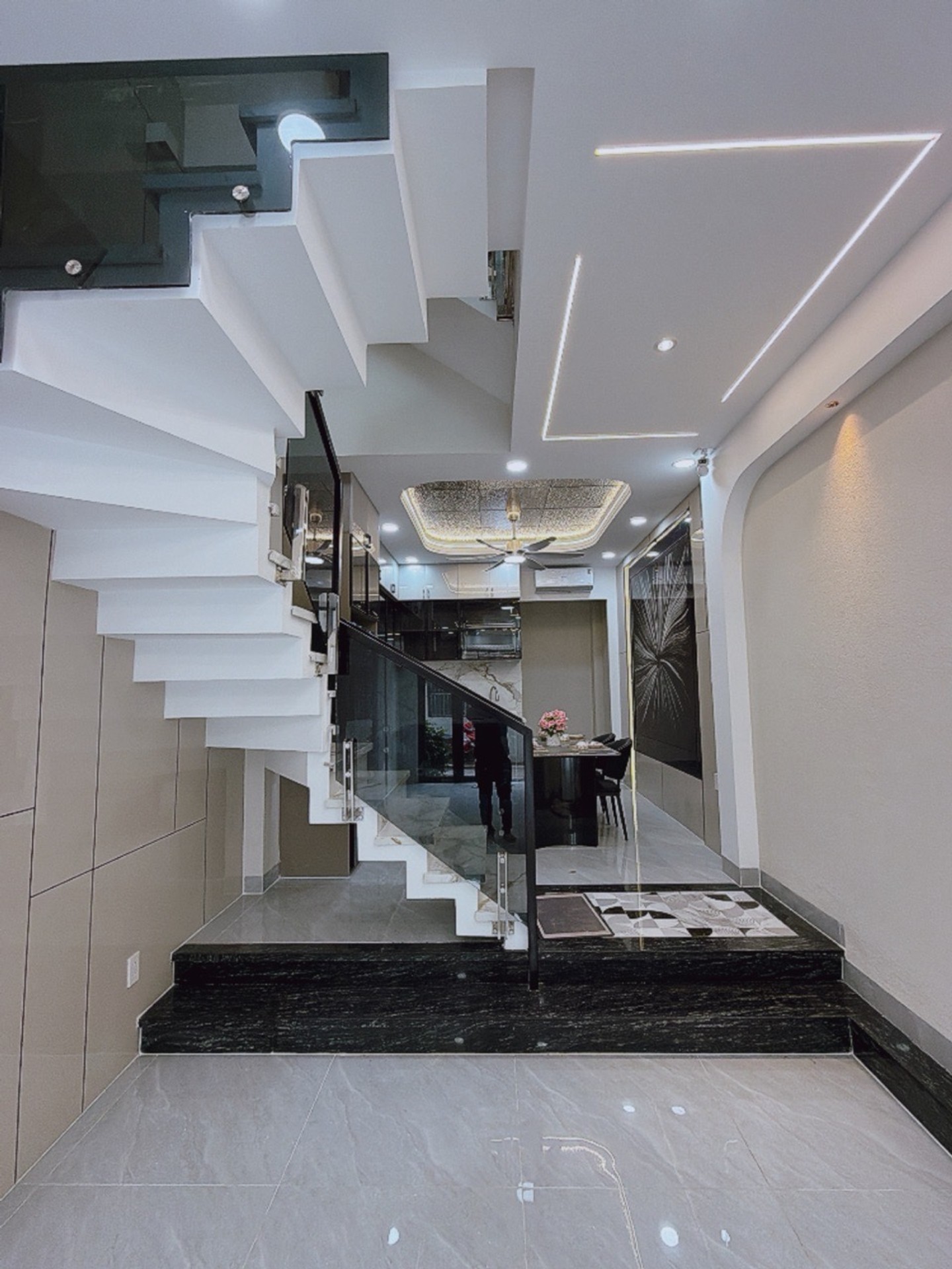 Bán nhà khu phố Nhật giáp Q1 - 4 tầng có thang máy trong nhà